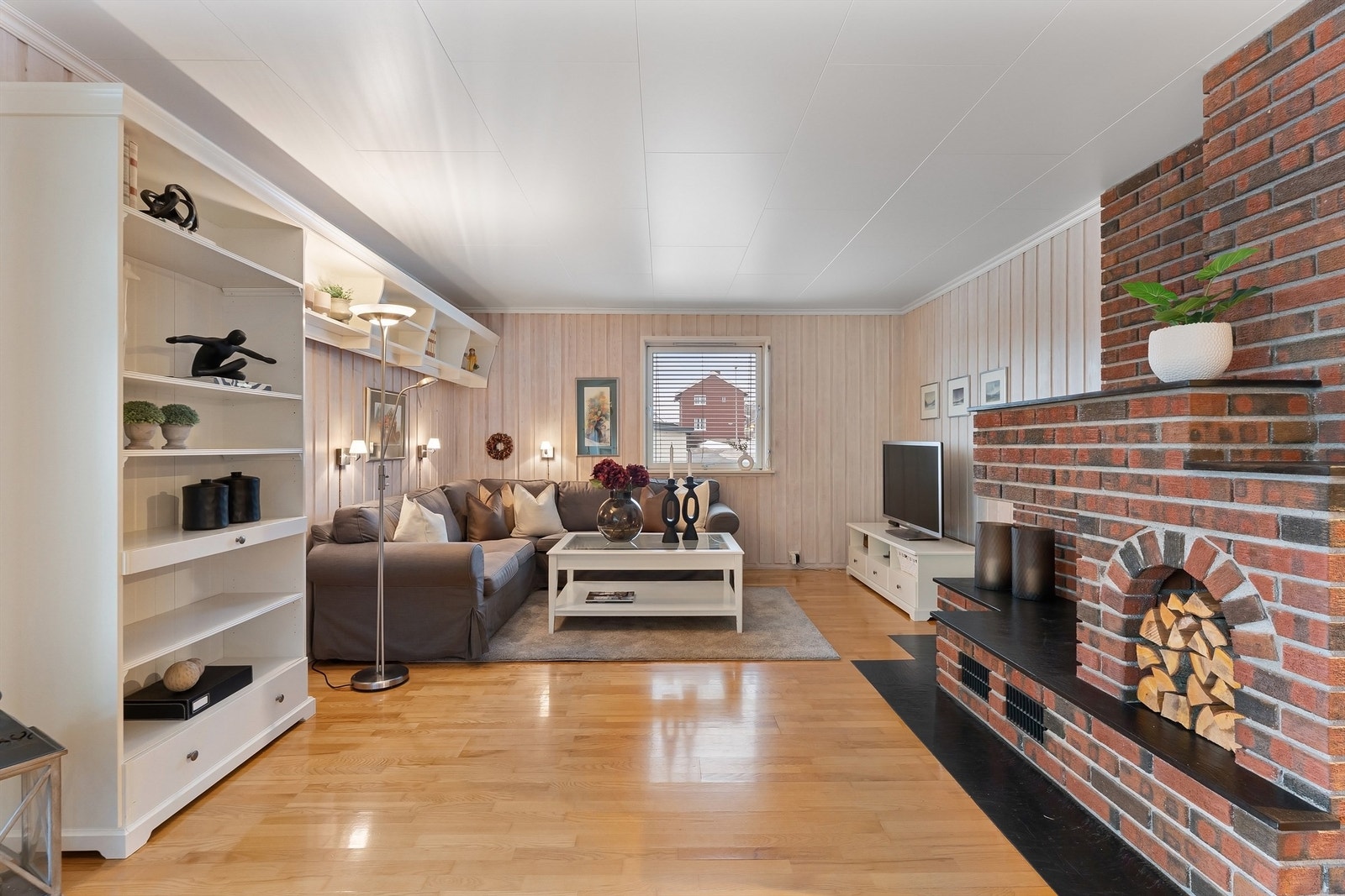 Stuen har god plass til en stor sofagruppe og er innredet med malt panel og takplater. Galleribilde