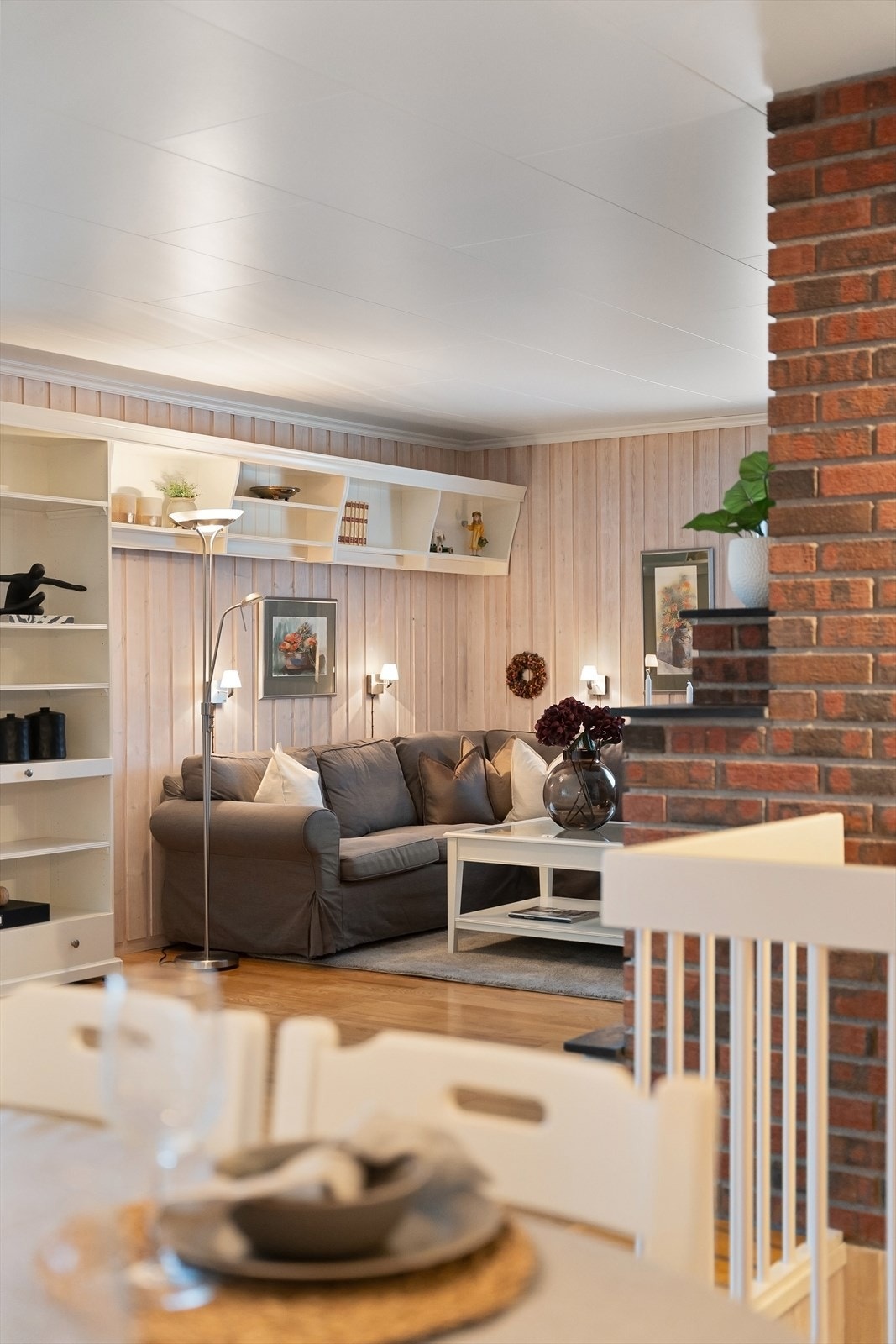 Fra spisestuen ser man tilbake mot sofakroken. Galleribilde