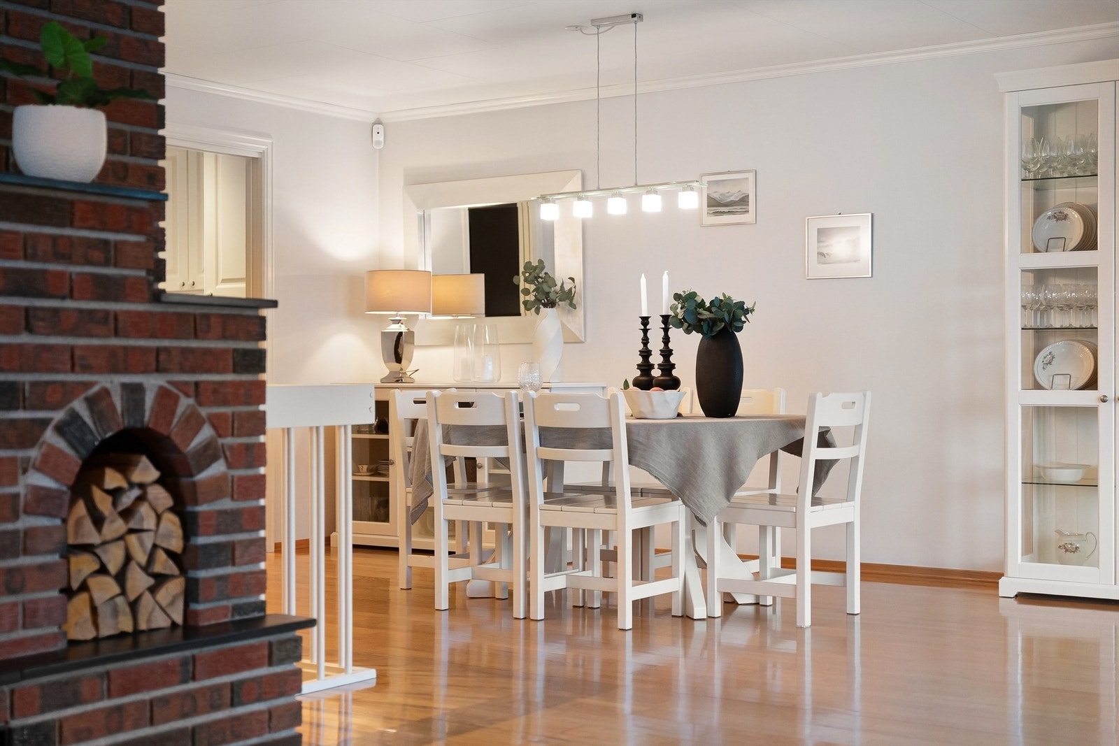 Spisestuen har god plass til langbord for hyggelige sammenkomster. Galleribilde