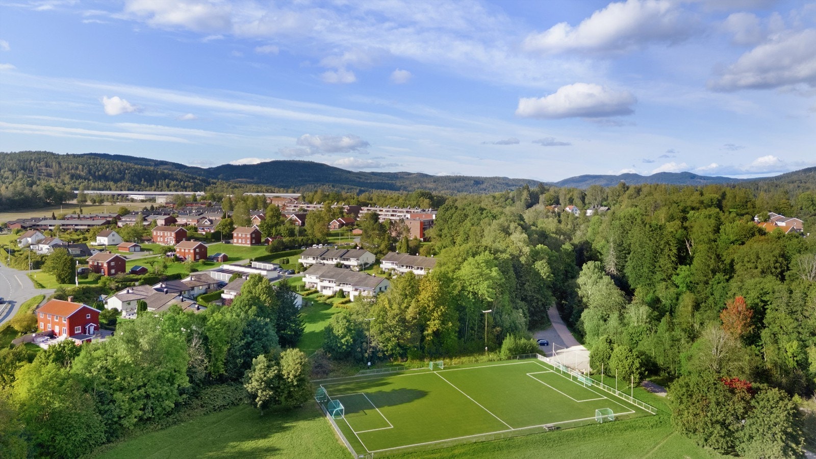 Ca. 100 meter til kollektivt, barnehage, fotballbane/isbane og akebakke. Galleribilde
