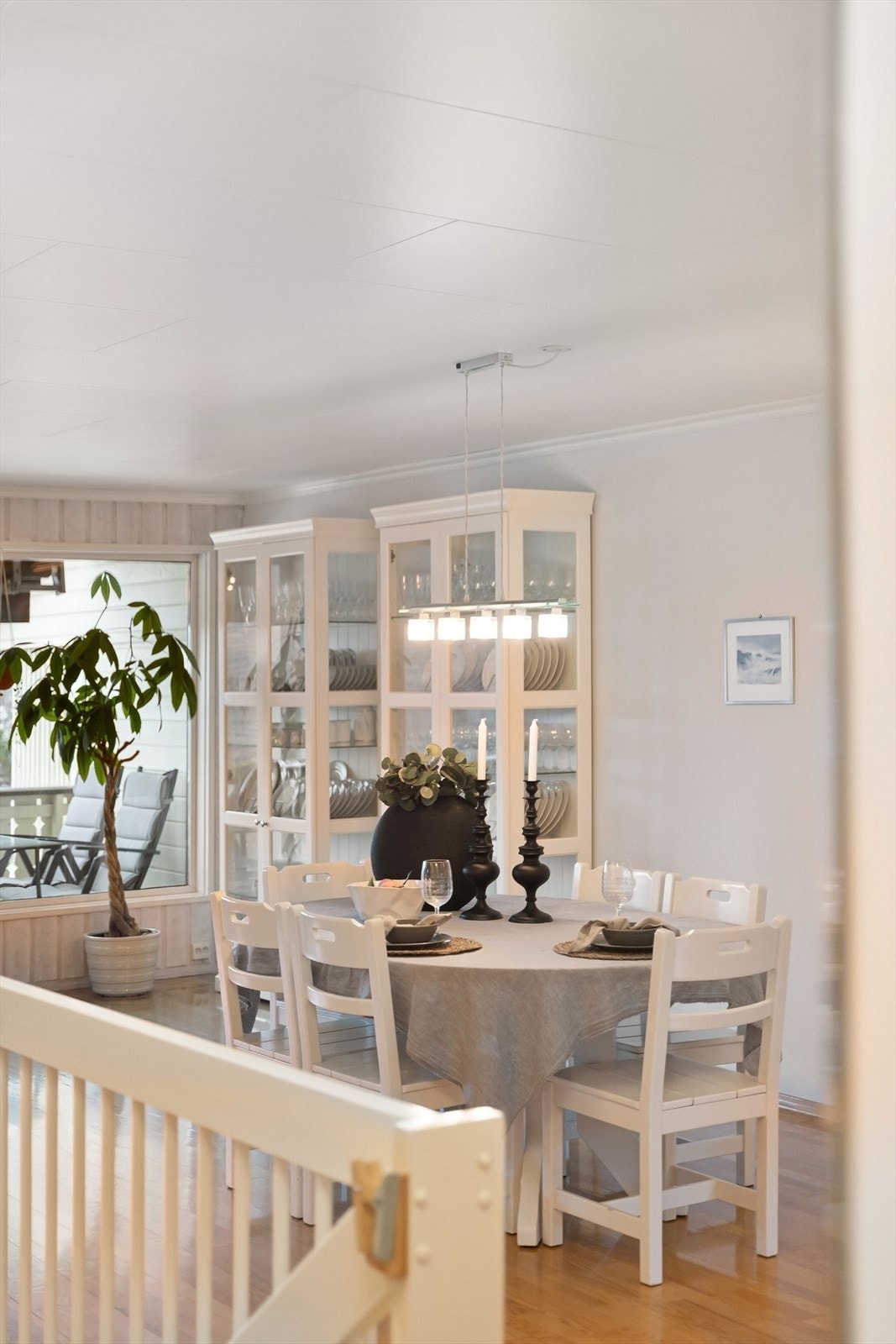 Spisestuen ligger i åpen løsning mot stuen og med nærhet til kjøkkenet. Galleribilde
