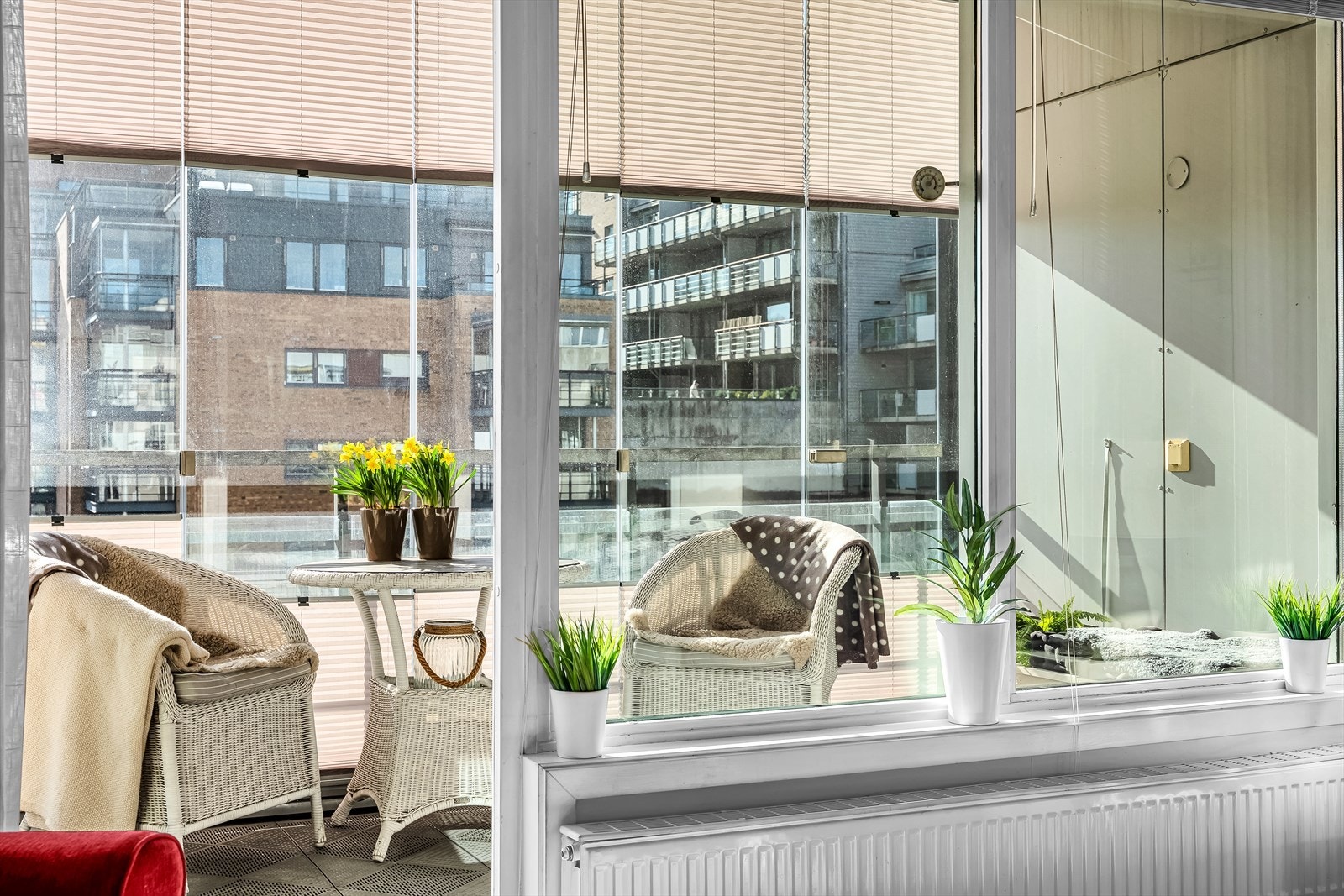 Fra stuen er det utgang til en innglasset balkong på 6 kvm, som gir et ekstra og skjermet uterom. Galleribilde