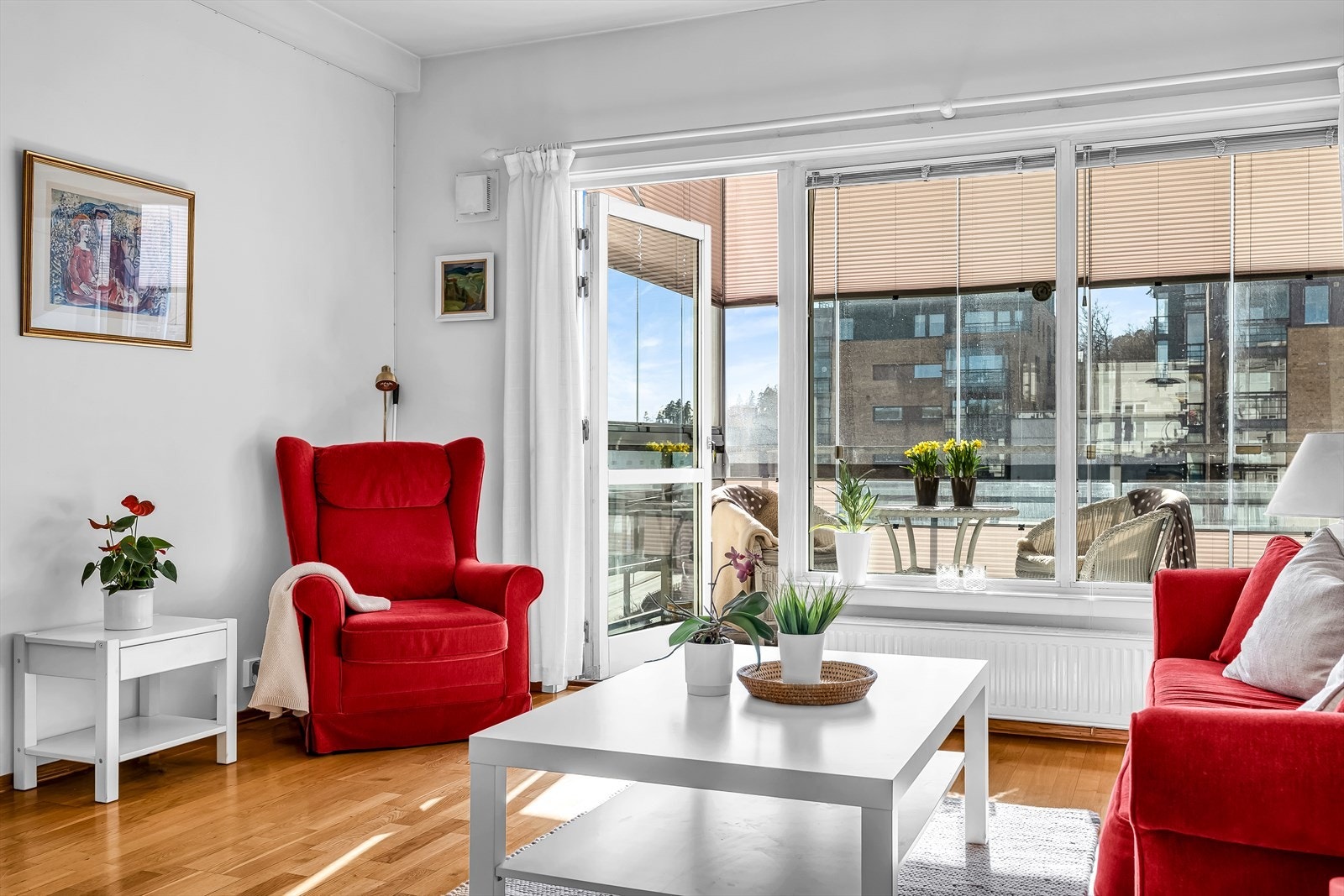 Stuen er lys og innbydende, med store vindusflater som gir rikelig med naturlig lys. Galleribilde