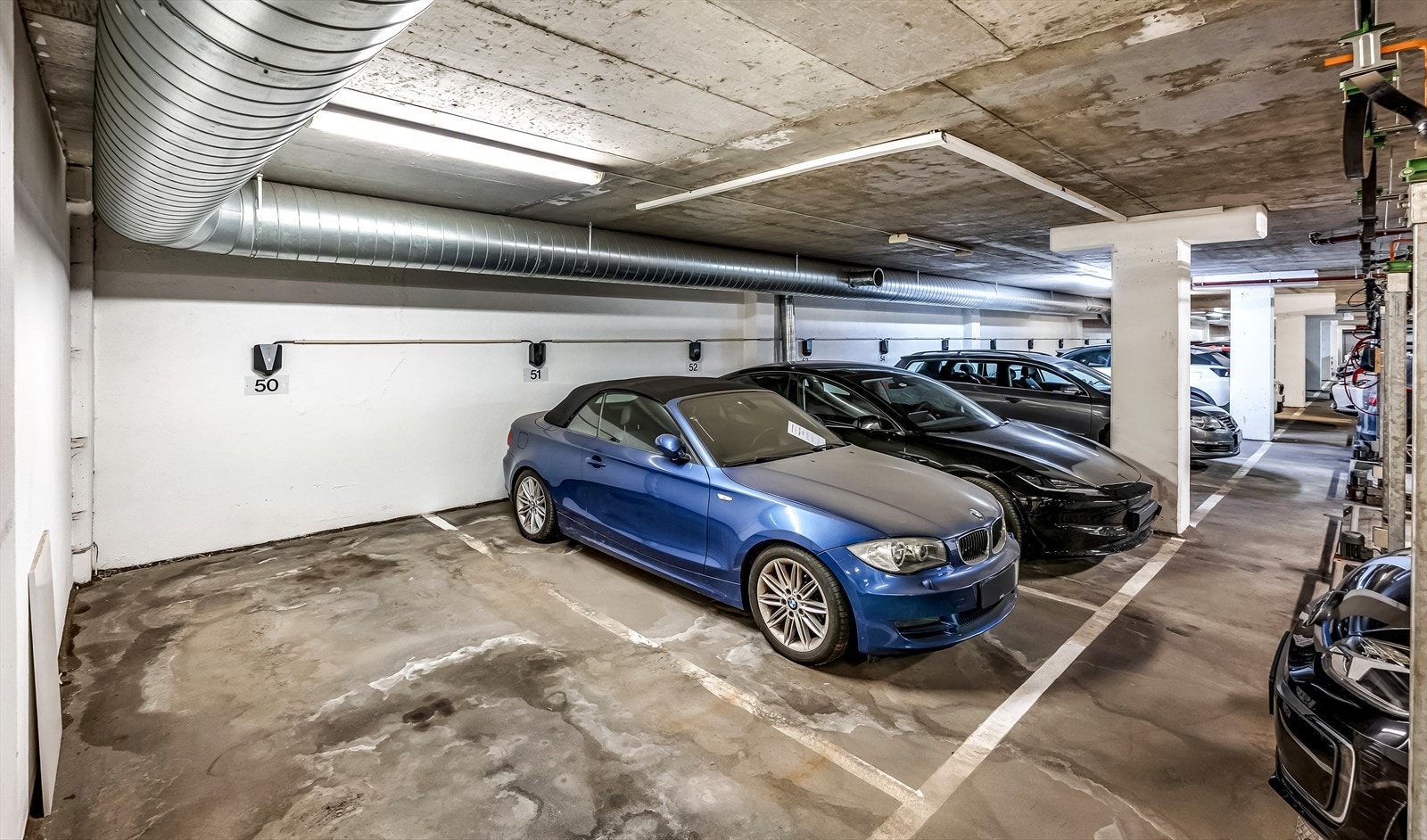 Det medfølger 1 parkeringsplass i felles garasjeanlegg. Galleribilde