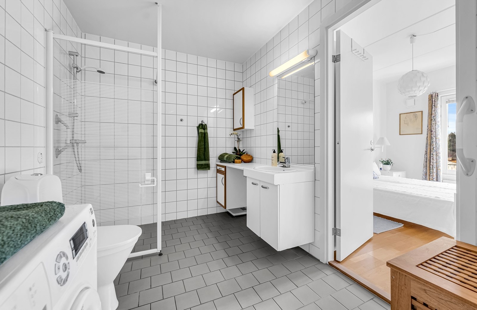 Praktisk bad med inngang både fra hovedsoverom og stuen. Galleribilde