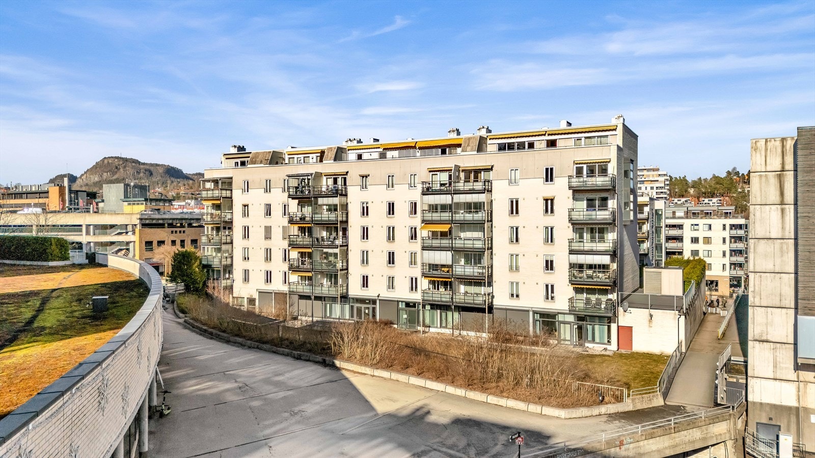 Attraktiv og sentral beliggenhet i Sandvika sentrum med umiddelbar nærhet til alt det Sandvika kan by på av forretninger og servicetilbud, Sandvika Storsenter, kino, kulturhus, bibliotek samt hyggelige kaféer og spisesteder. Galleribilde