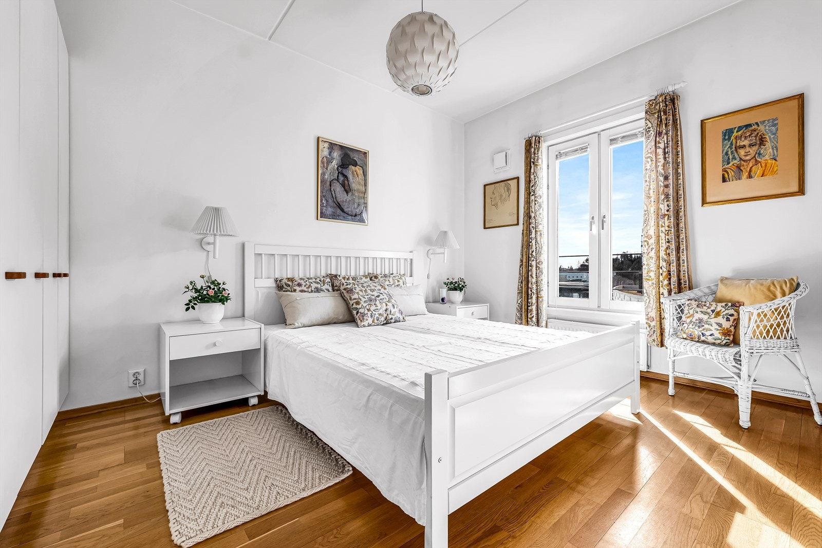 Hovedsoverommet er av god størrelse, med plass til dobbeltseng, garderobe og nattbord. Galleribilde