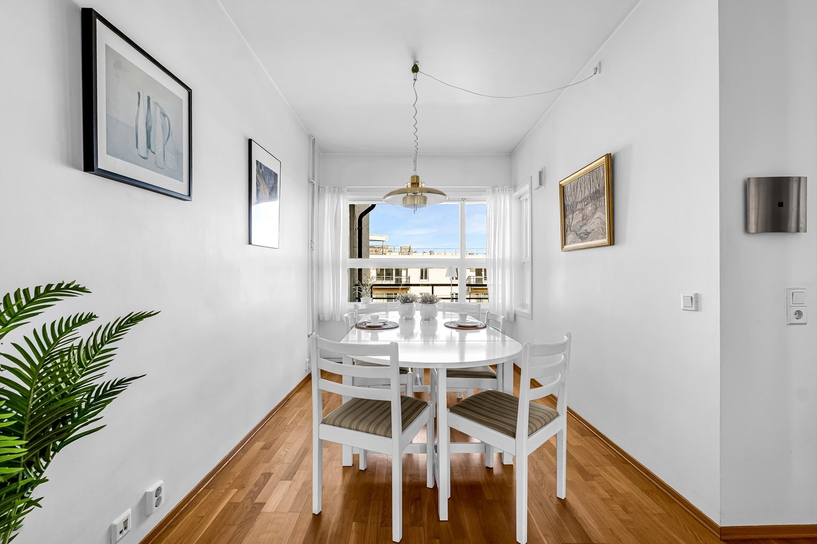 Her er det god plass til en hyggelig spisesplass med rom for familie og venner. Galleribilde