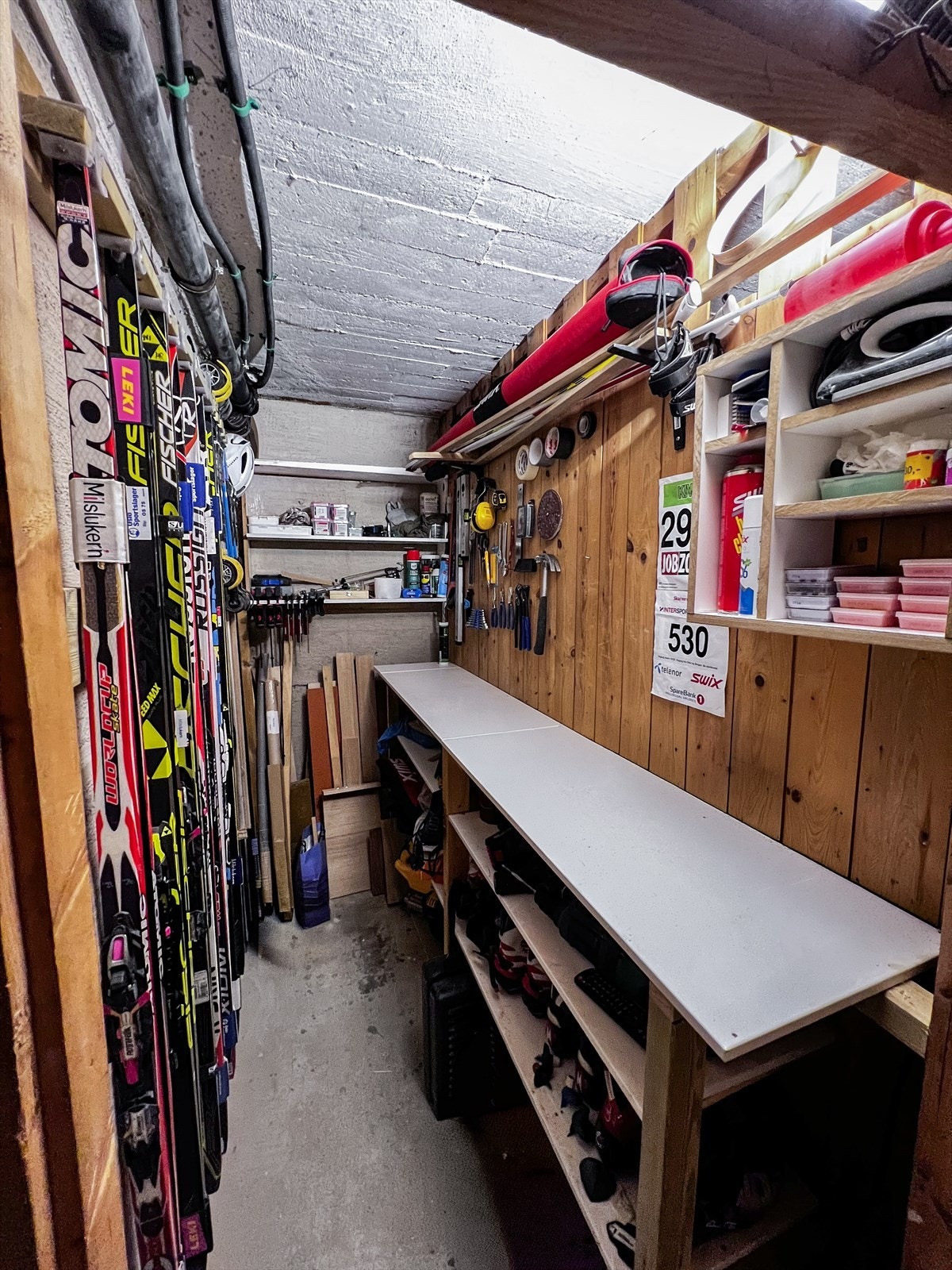 Det medfølger en loft- og kjellerbod. Kjellerboden har blitt innredet med oppheng til ski og arbeidsbenk, med oppbevaring. Galleribilde
