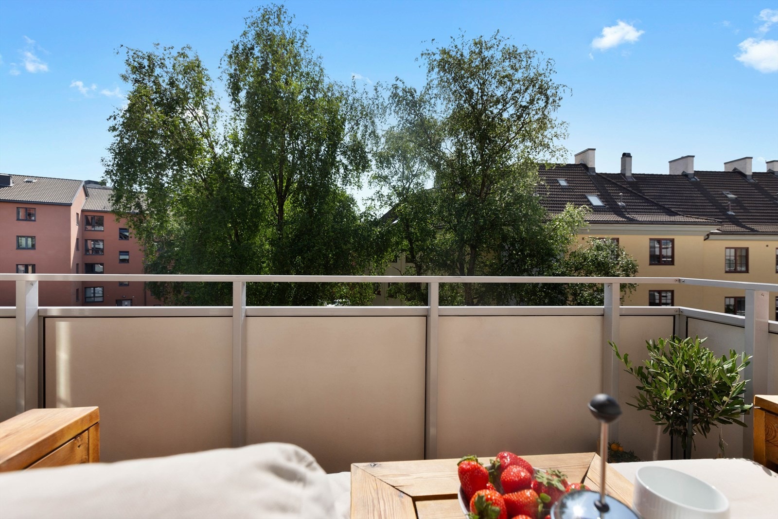 Herlig sydøstvendt balkong på ca. 4 m² med gode solforhold. I vår- og sommerhalvåret blir balkongen en naturlig forlengelse av stuen, og et ideelt sted for hyggelige stunder med familie og venner. Galleribilde