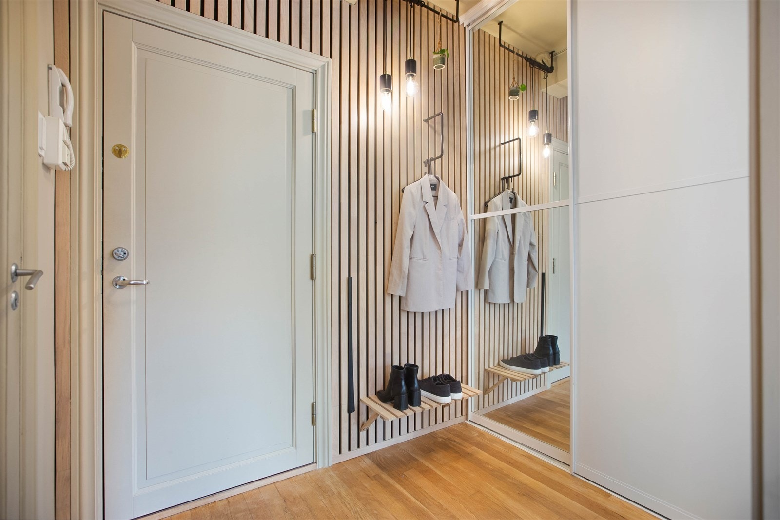 I 2022 ble det montert en stilren spilevegg i gangen, med integrert skohylle og praktiske opphengsmuligheter for yttertøy i skyvedørsgarderobe. Galleribilde