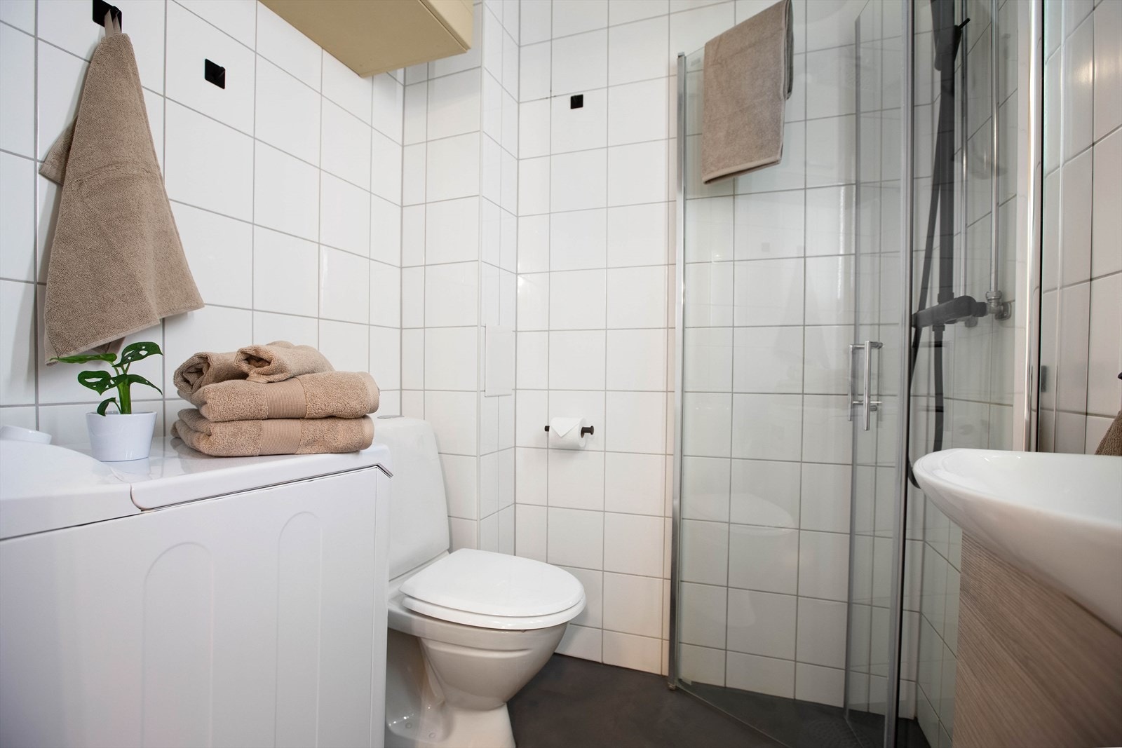 Pent, flislagt baderom med gulvvarme, renovert i regi av aksjelaget i 2007. Badet ble oppgradert i 2022 med mikrosement på gulv, samt installasjon av ny dusjløsning. Galleribilde