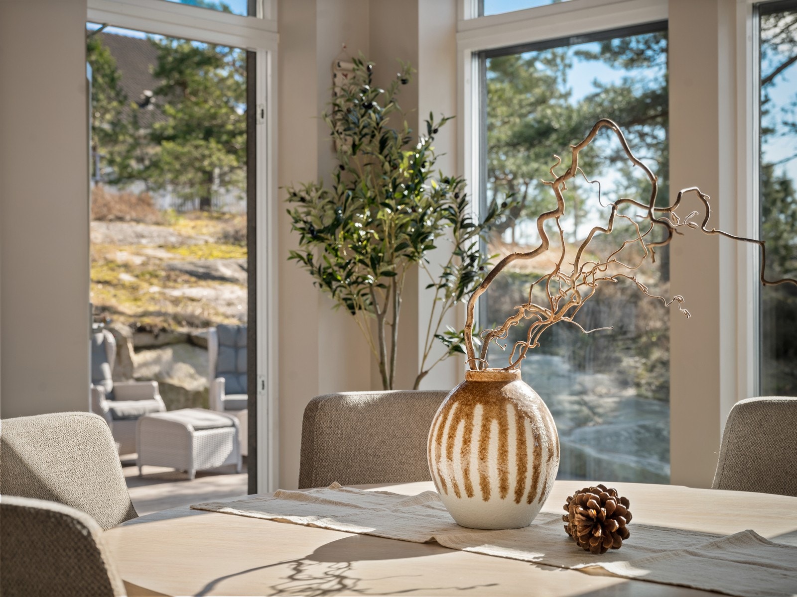 Fra stuen har du direkte utgang til en skjermet uteplass og terrasse Galleribilde