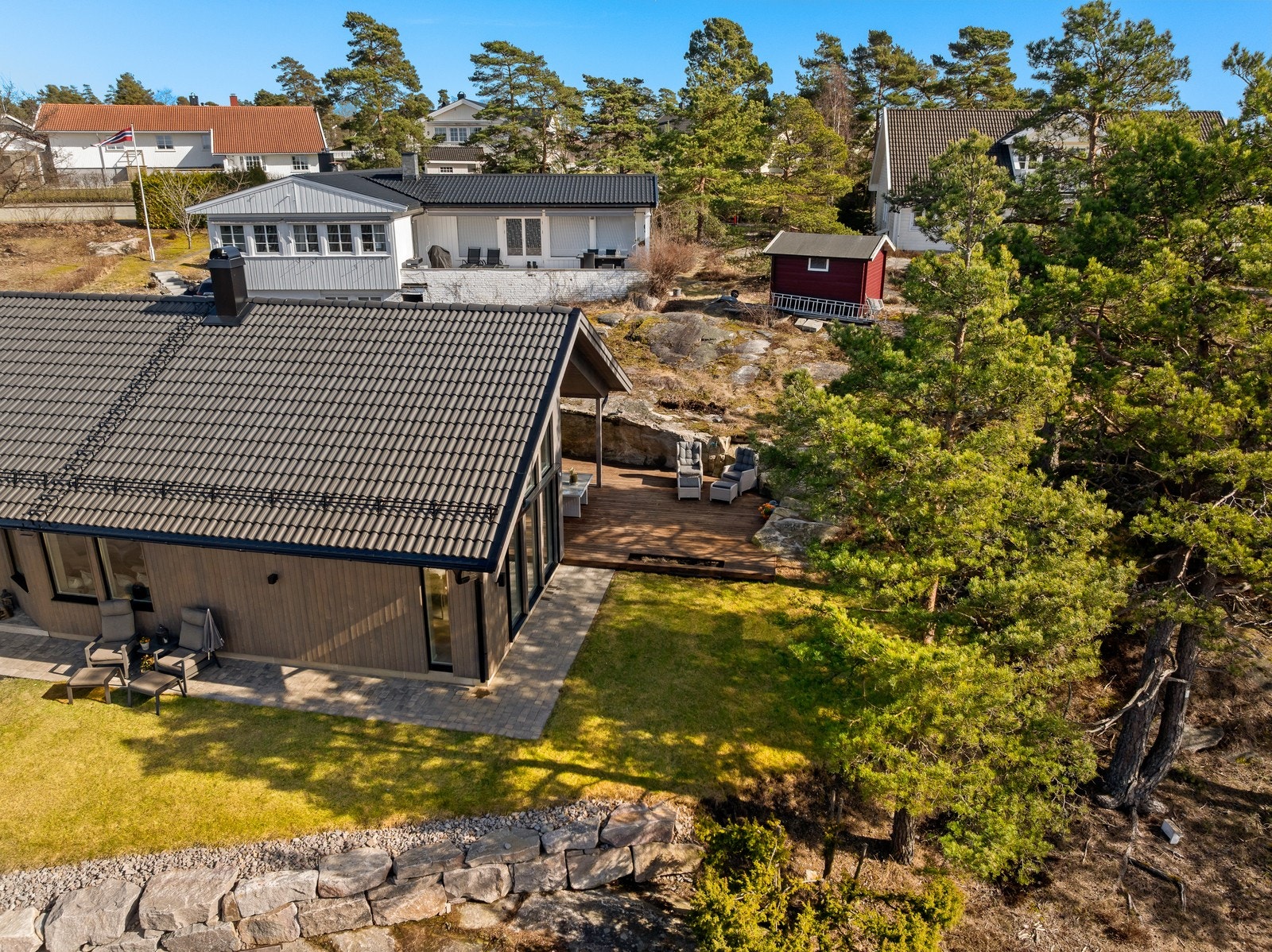 Her bor du i et rolig og barnevennlig nabolag med gangavstand til skole, barnehage, idrettsanlegg, svømmehall, delikatesseforretning, flotte turområder, m.m. Galleribilde