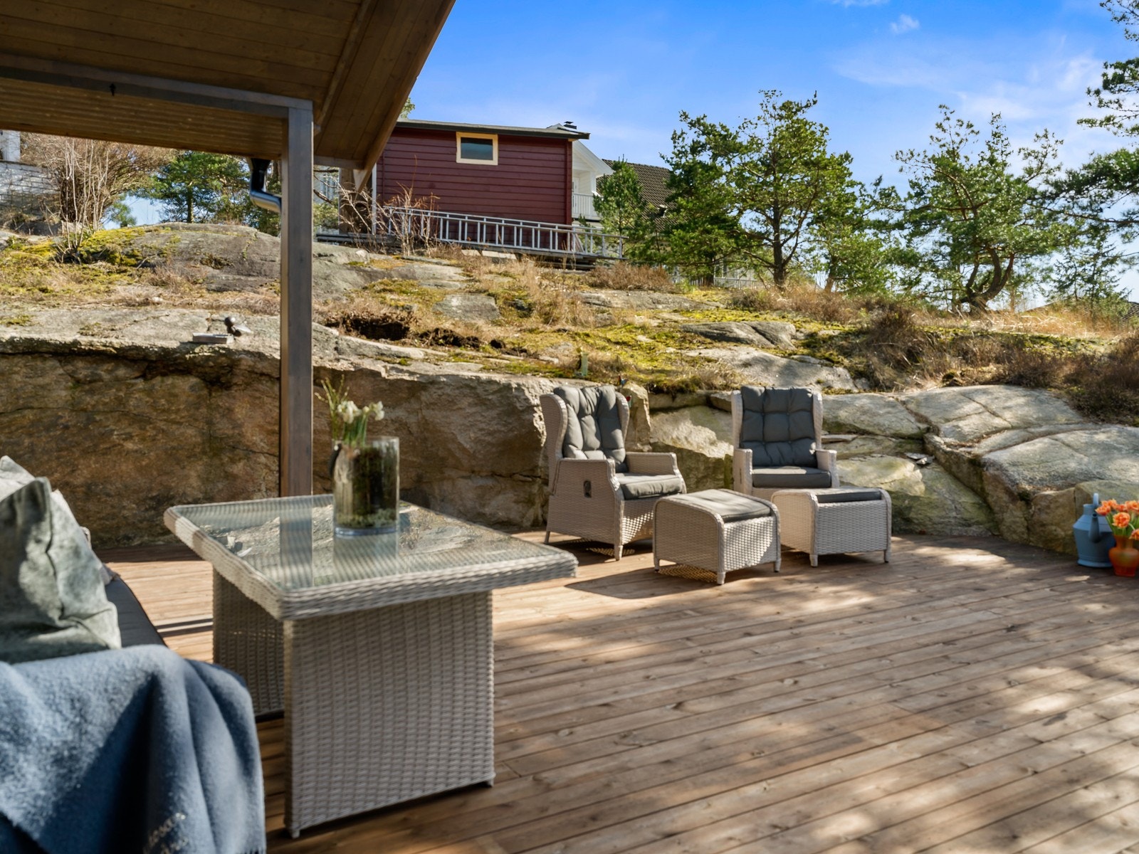 Boligen byr på flere flotte uteplasser med gode solforhold gjennom dagen Galleribilde