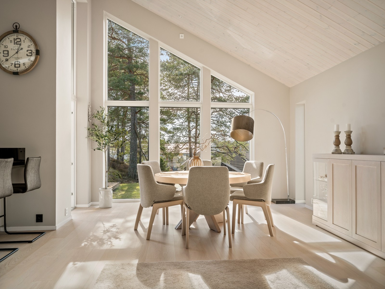 Stuen oppleves luftig og moderne, med generøs takhøyde og store vindusflater som slipper inn rikelig med naturlig lys. Galleribilde