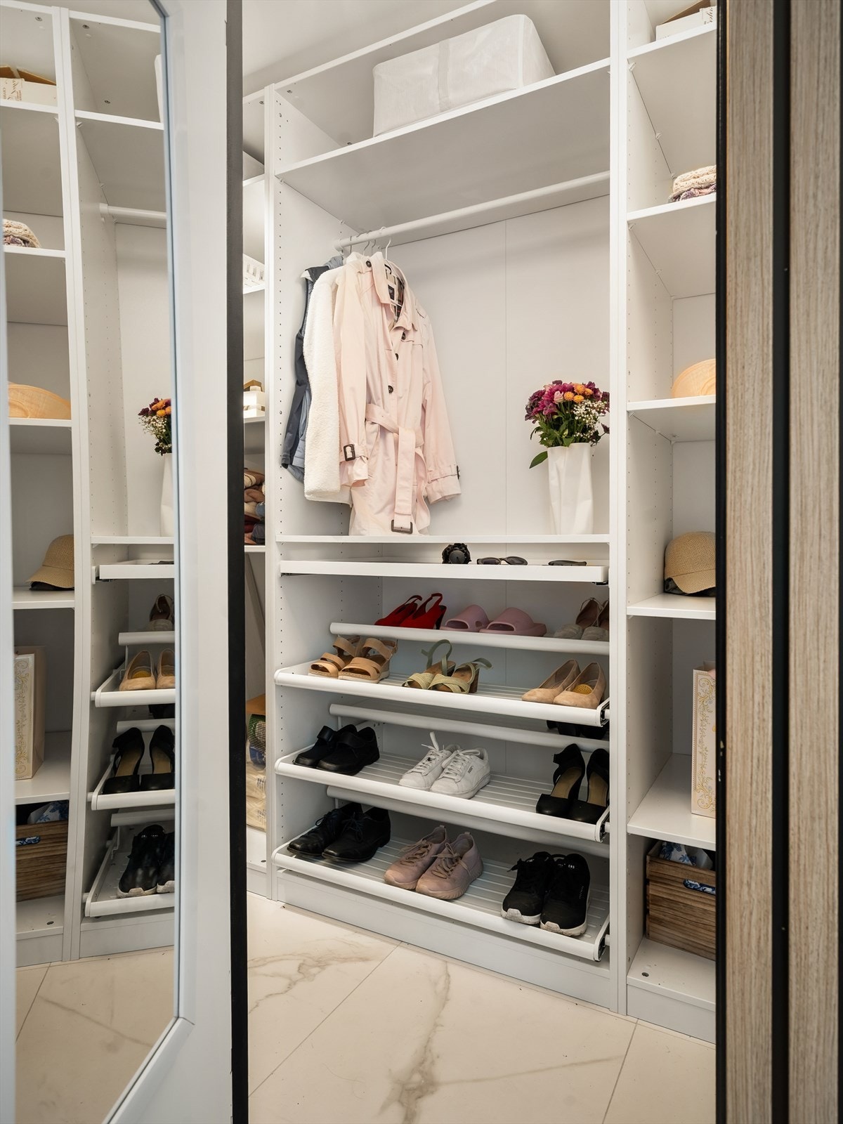 Bak stilfulle spiledører finner du et praktisk walk-in-closet med rikelig oppbevaringsplass. Galleribilde