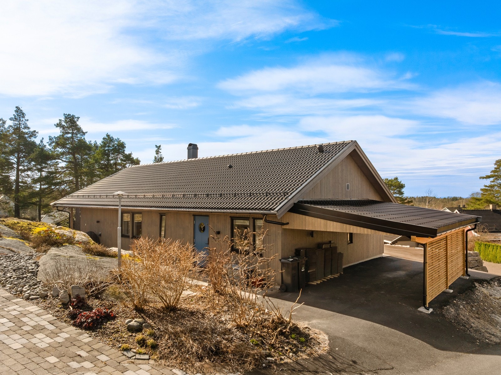 Praktisk carport med egen billader gjør hverdagen enklere for deg med elbil. Galleribilde