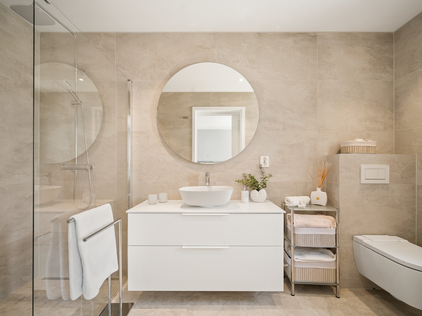 Boligen har to elegante bad - hvorav ett er en privat del av master bedroom. Galleribilde