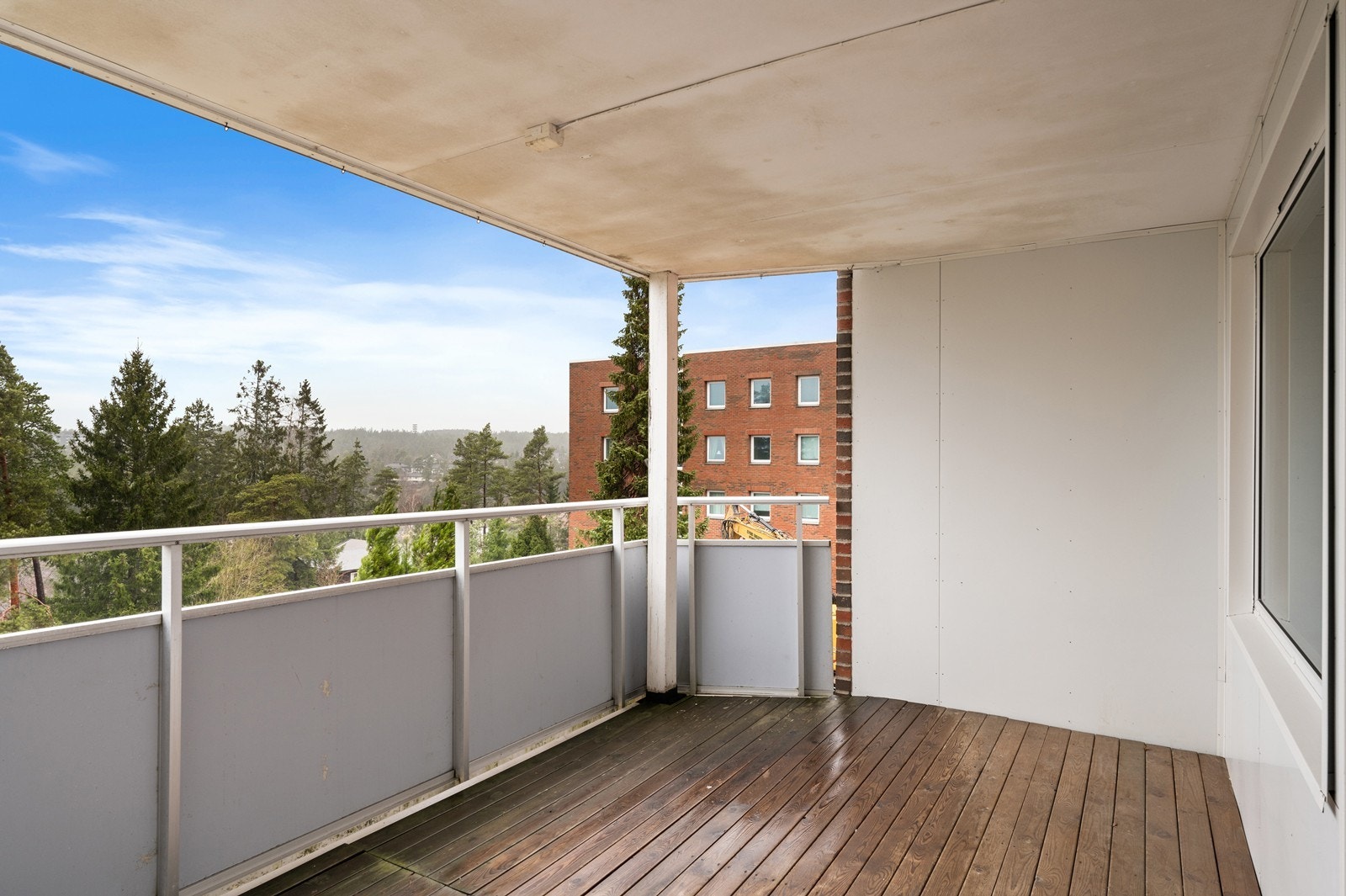 Fra stuen er det utgang til en overbygget terrasse med tredekke på gulvet. Galleribilde