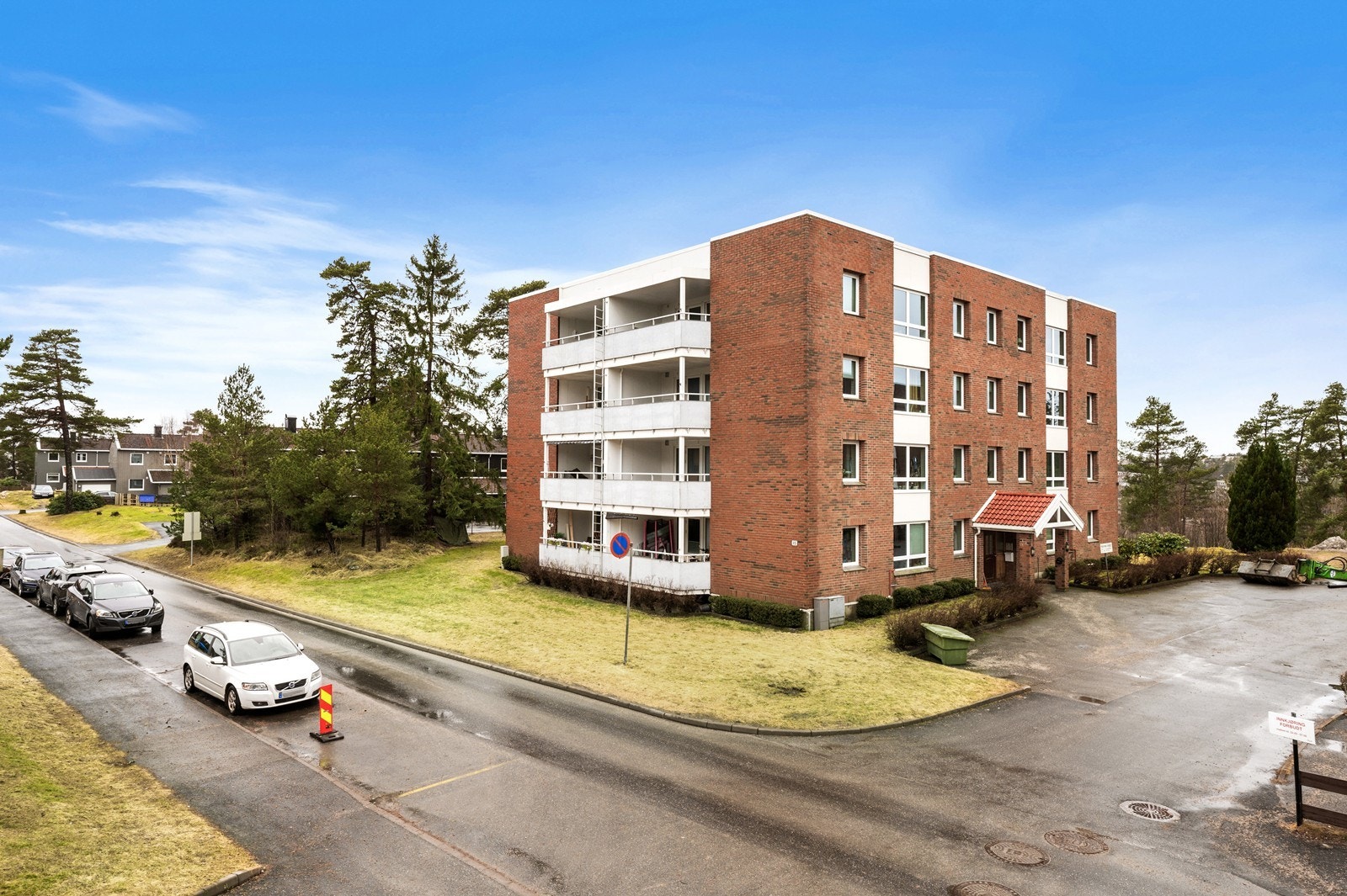Leiligheten ligger i en boligblokk fra 1968 med fasader forblendet med teglstein. Galleribilde