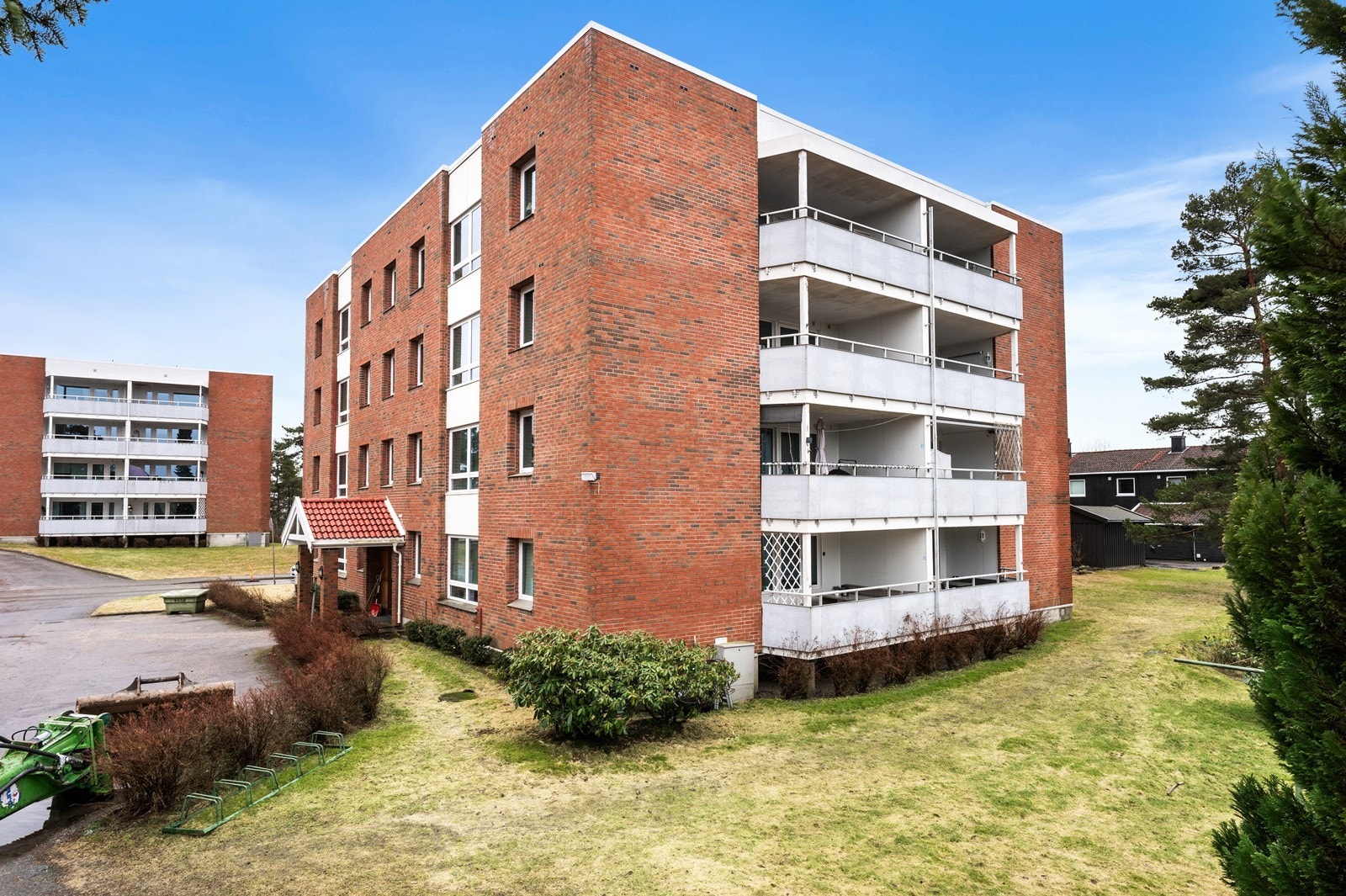 Eiendommen tilhører Olsokveien Borettslag. Med leiligheten følger en egen garasje på ca. 14 m² og to boder i kjelleren. Galleribilde