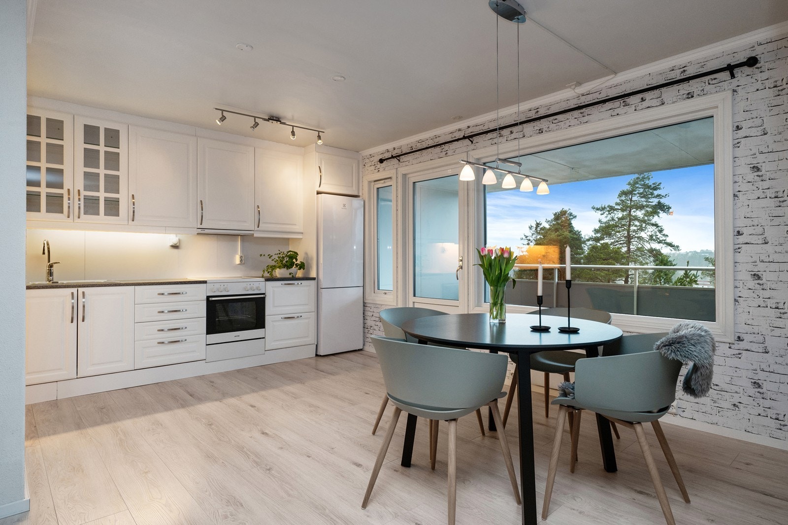 Dette er en pen 3-roms andelsleilighet med overbygget terrasse og egen garasje. Galleribilde