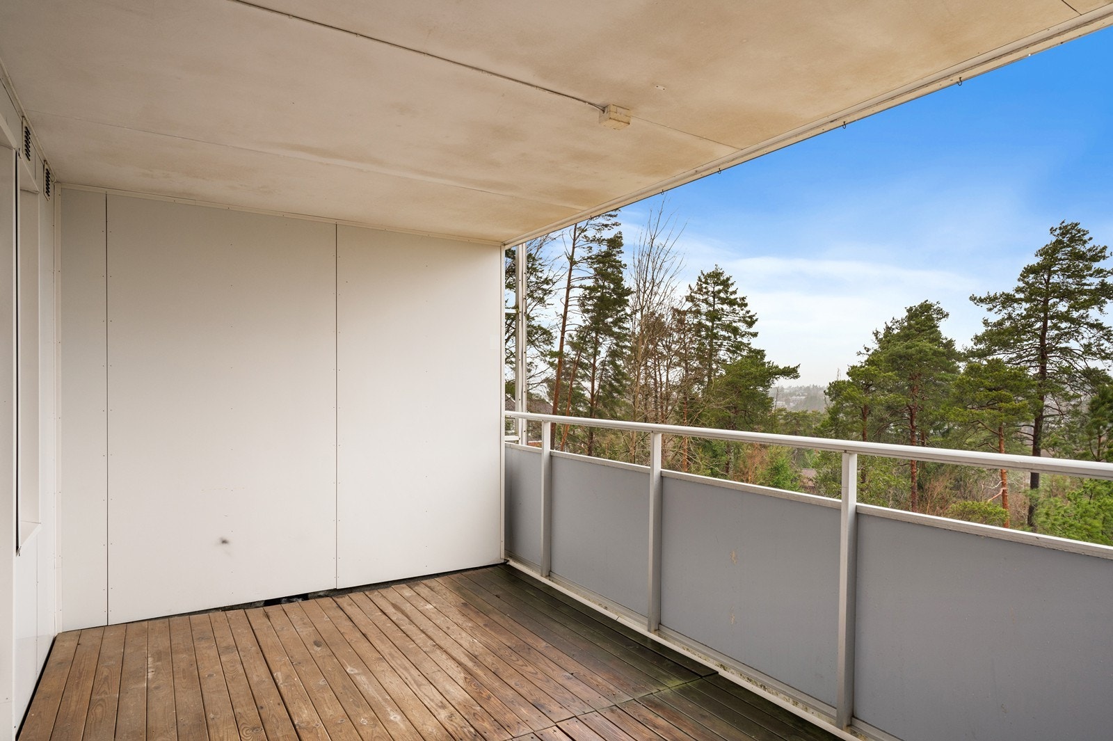 Terrassen er en fin forlengelse av stuen og har rekkverk i stål og plater. Galleribilde