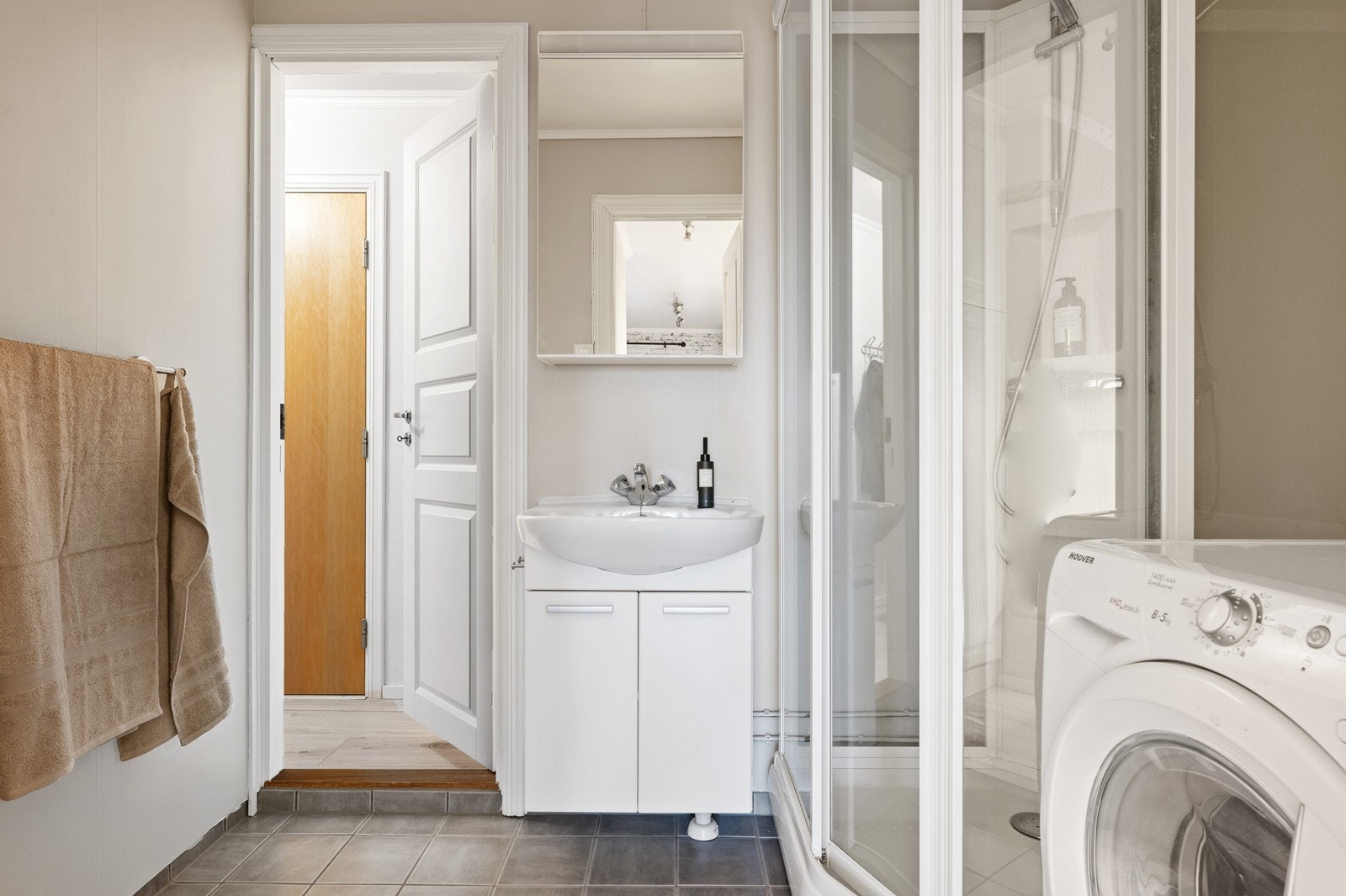 Badet ble pusset opp i 2011 og er utstyrt med dusjkabinett, servantinnredning og opplegg for vaskemaskin. Galleribilde