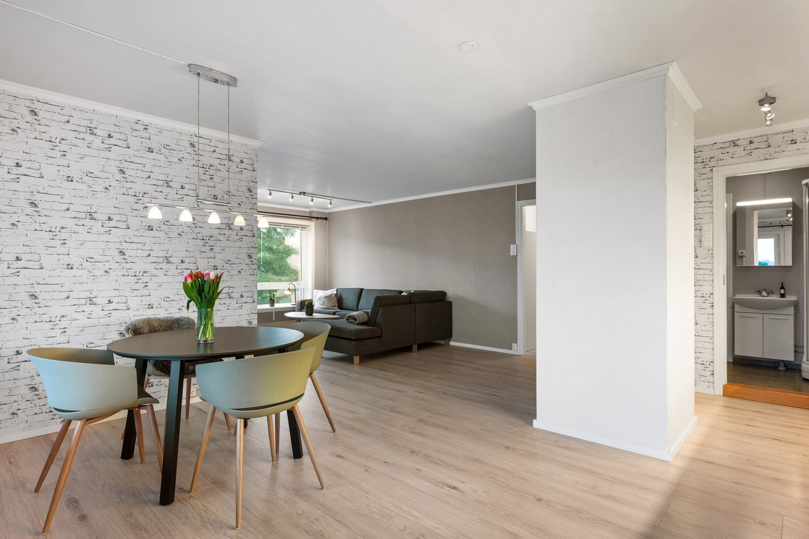 Leiligheten har et samlet bruksareal på 70 m², som gir god plass til både sofagruppe og spisebord. Galleribilde