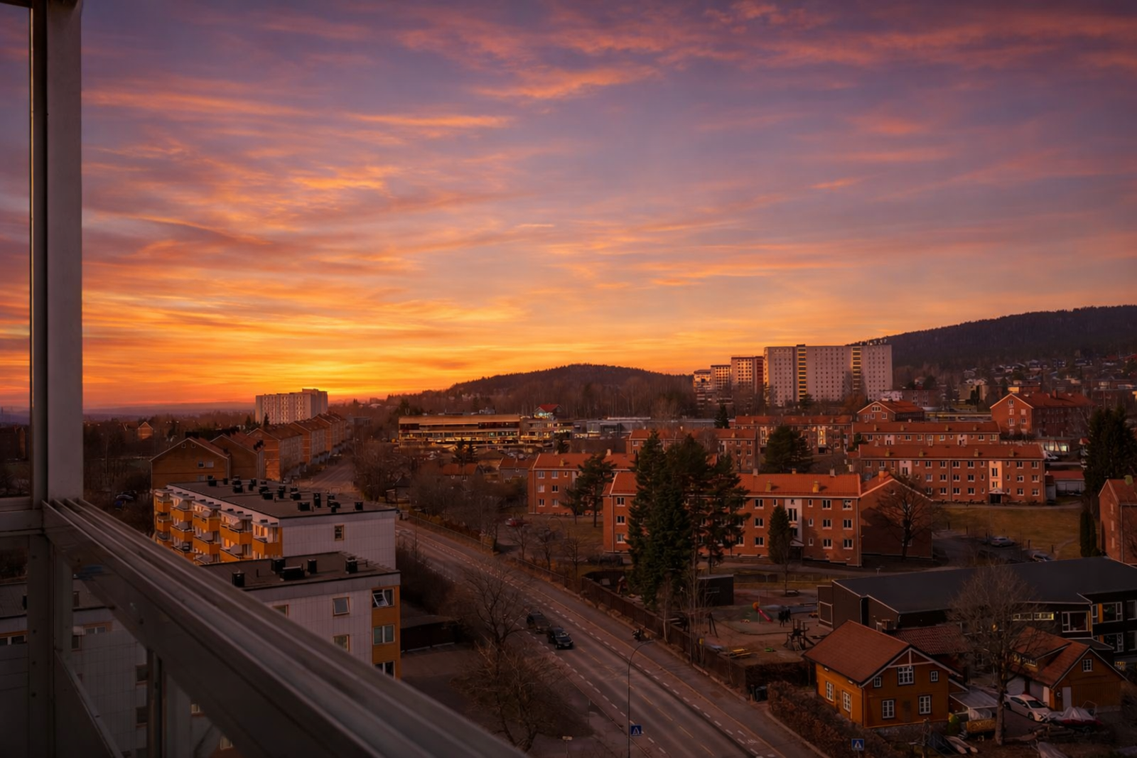 Bildet er retusjert for å illustrere stemning ved solnedgang. Galleribilde