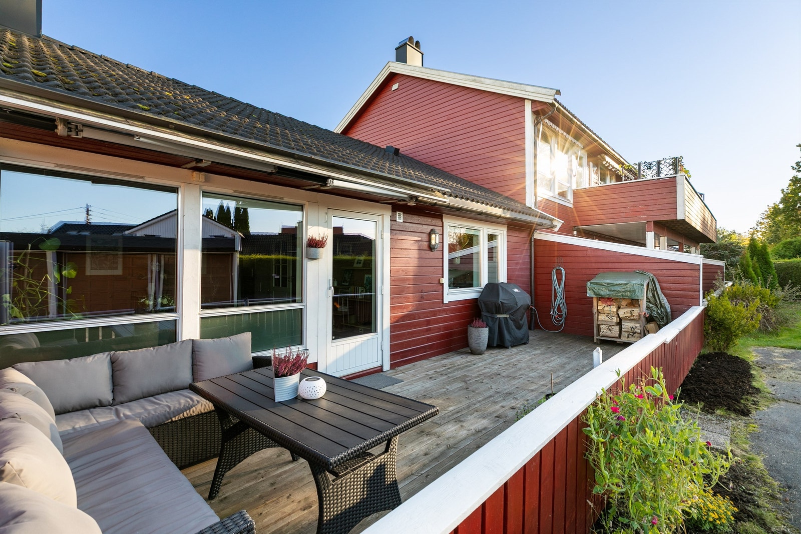 To romslige terrasser, én foran og én bak, gir deg tilgang til solen dagen gjennom sommerstid. Denne siden er solfylt fra tidlig ettermiddag til kveld. Fotograf; Børge Oppegård. Galleribilde