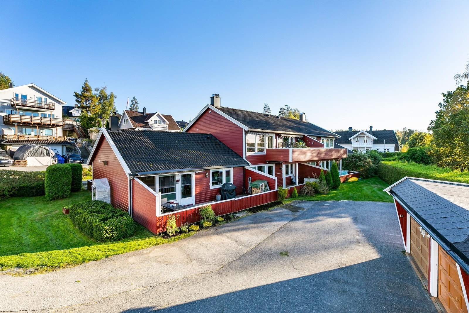 I denne store tre-roms leiligheten får du rekkehus-følelsen. Leiligheten har enkel adkomst, tilknyttet hageflekk og terrasse på begge sider. Fotograf; Børge Oppegård. Galleribilde