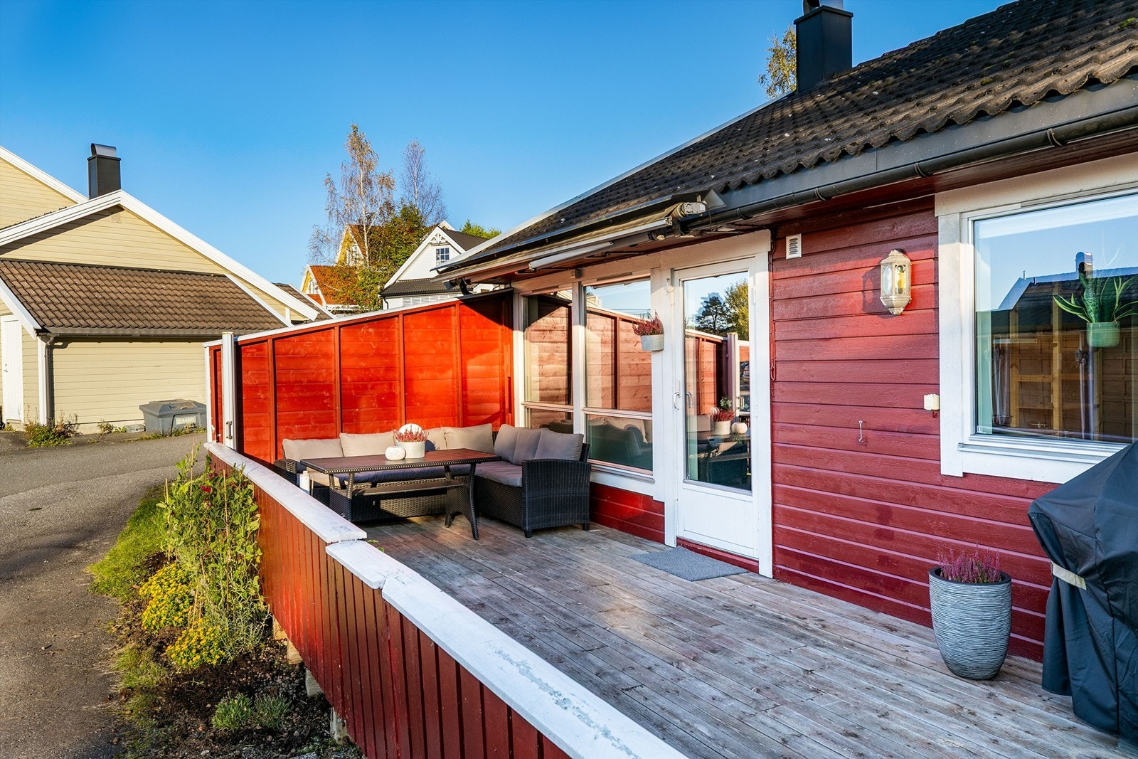 Denne terrassen er oppmålt til ca. 25 kvm. og tilgjengelig fra stuen. Port i rekkverket gir også adkomstmulighet rett fra gårdsplassen. Galleribilde
