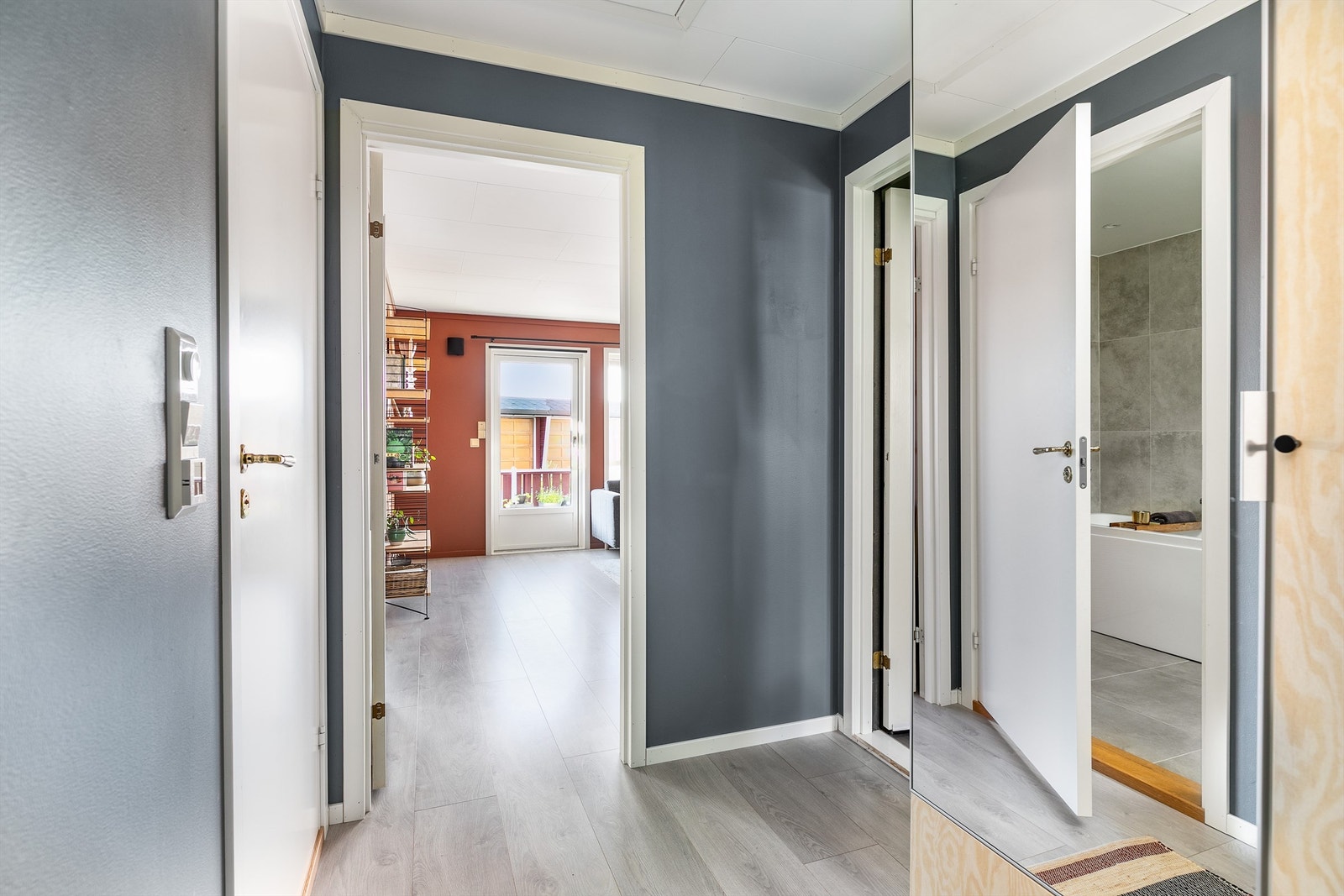 Badet og soverommene er samlet i praktisk nærhet omkring entreen, som kan lukkes av mot stuen. Galleribilde