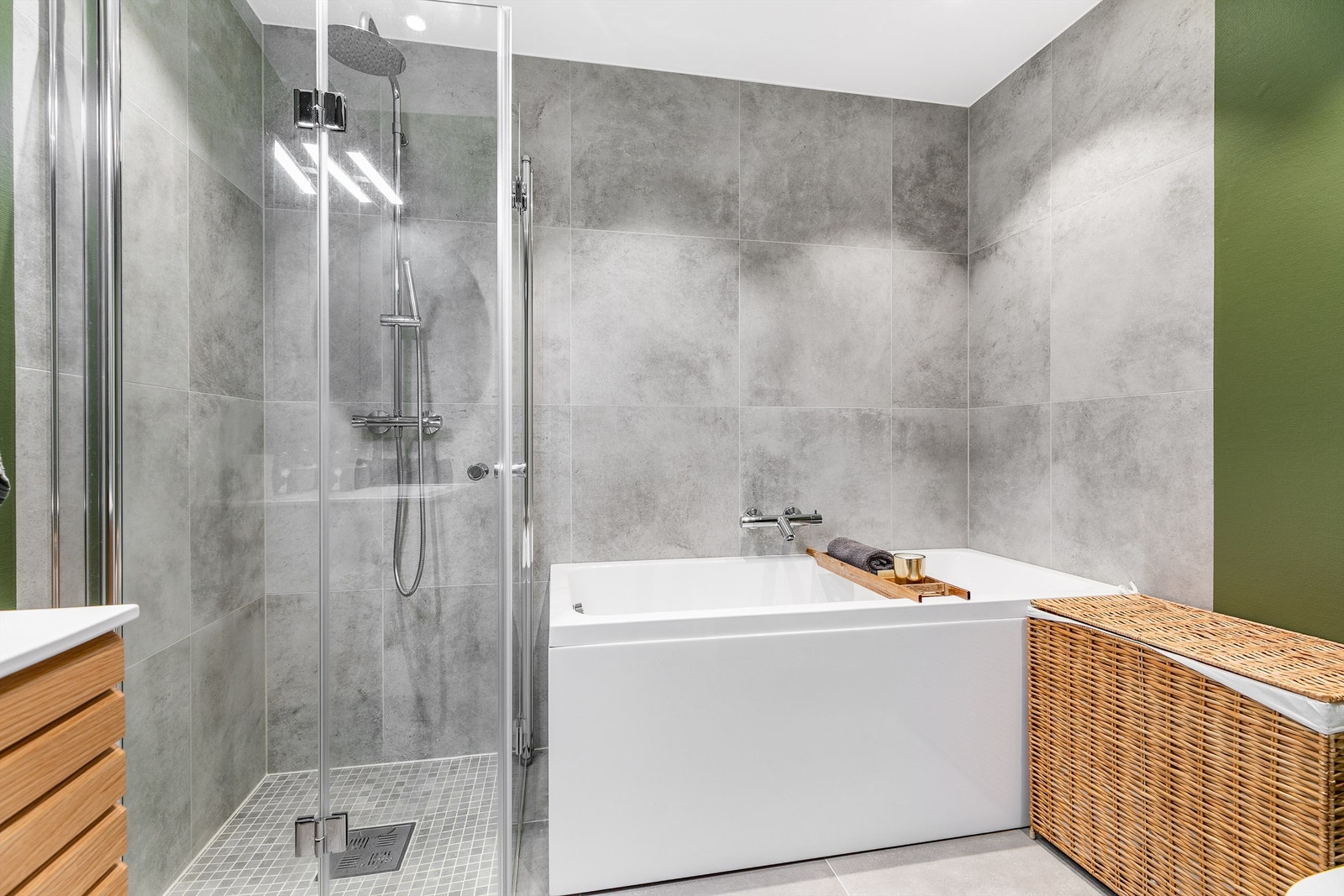 Badet ble i 2023 både utvidet og renovert til moderne standard. Med både badekar og dusjhjørne byr badet på valgfrihet i hverdagen. I gulvet er det varme. Galleribilde