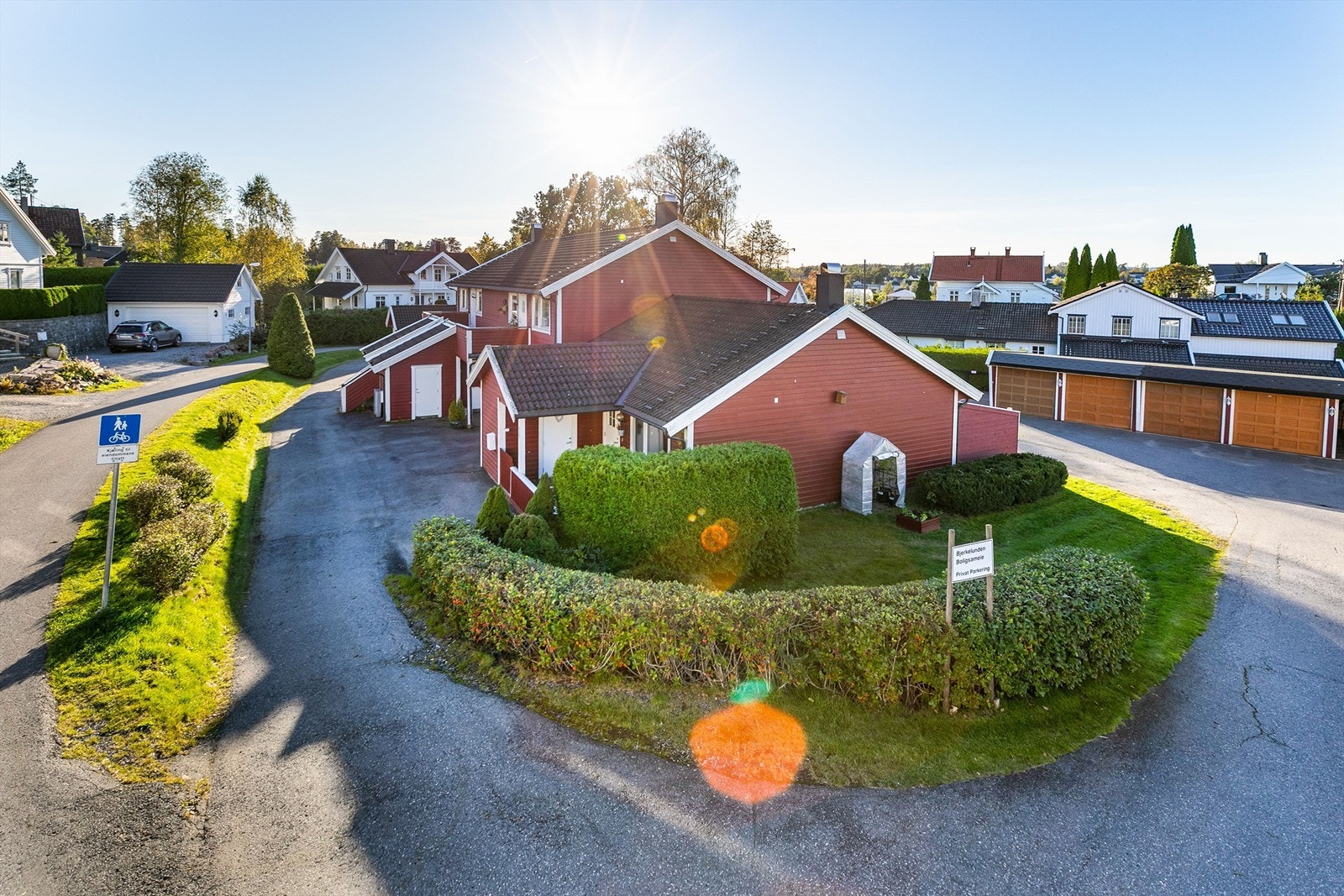 Det er muligheter for å dyrke/ha kjøkkenhage på terrasse og hageflekk. Galleribilde