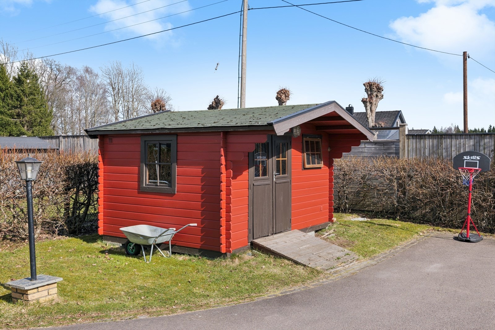 Eiendommen har også en frittstående lekestue/utebod som gir ekstra lagringsplass og fleksibel bruk. Galleribilde
