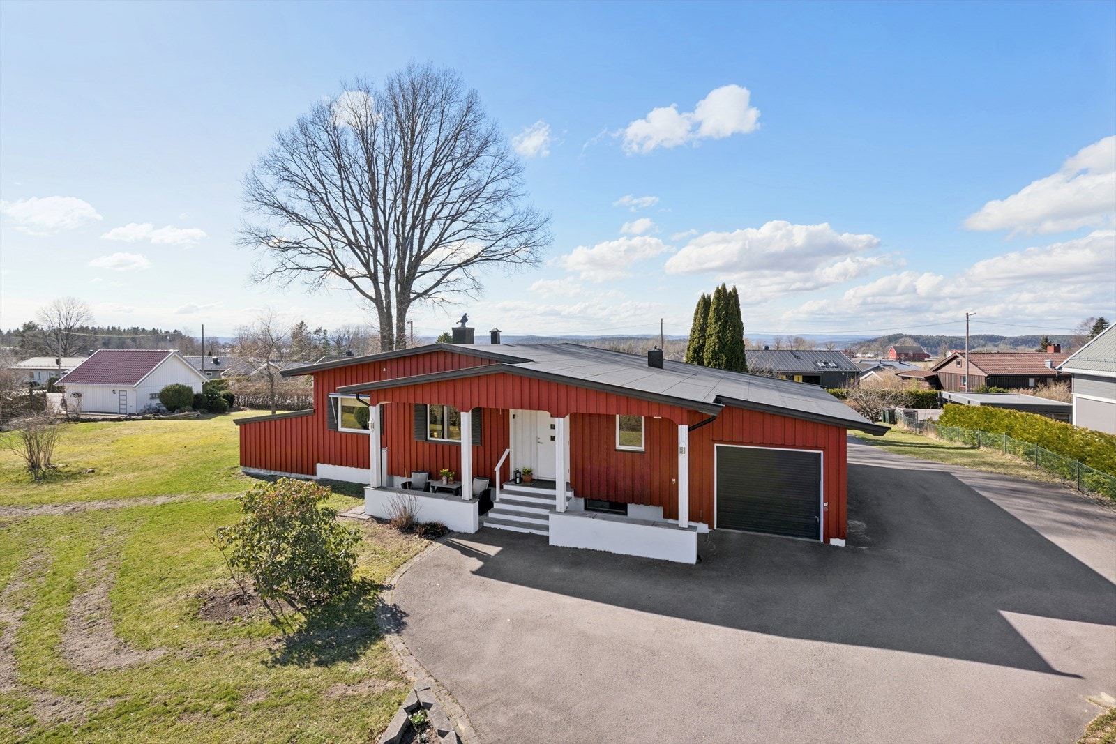 Boligen har barnevennlig beliggenhet, på romslig og fin hagetomt, og med gode parkeringsarealer. Galleribilde