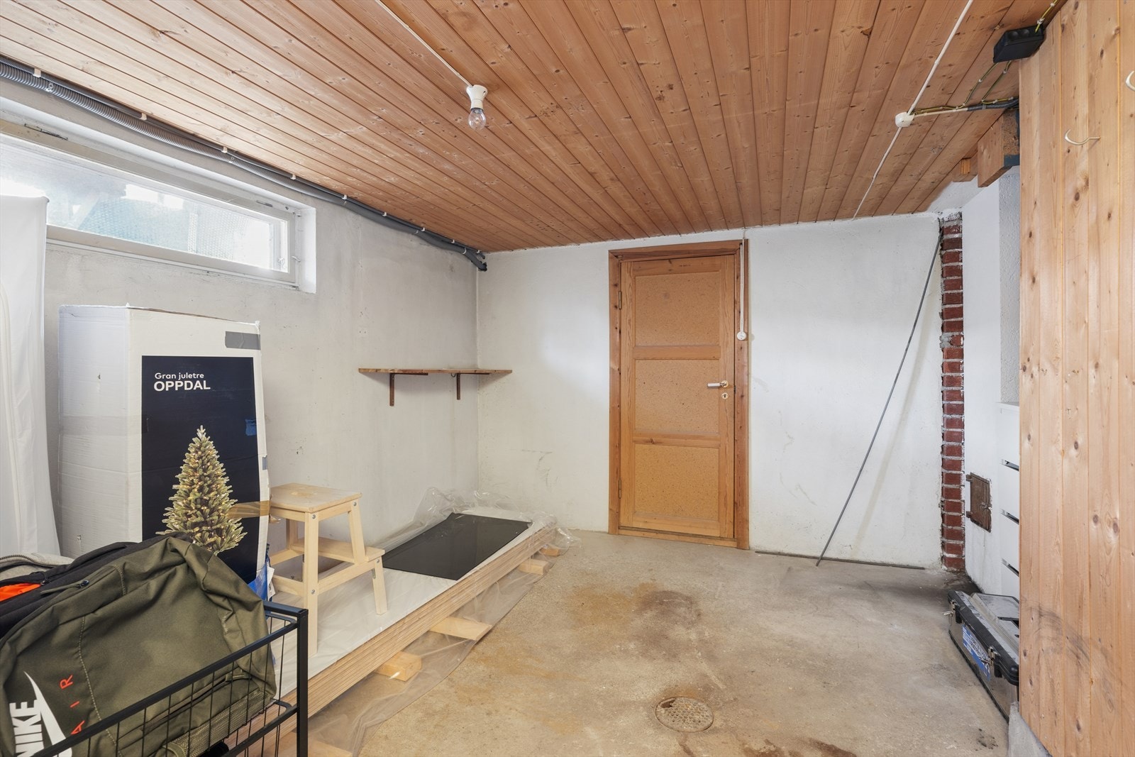 I kjelleren finnes flere boder som gir rikelig med plass til lagring av sesongutstyr, verktøy og annet du ønsker å holde adskilt. Galleribilde