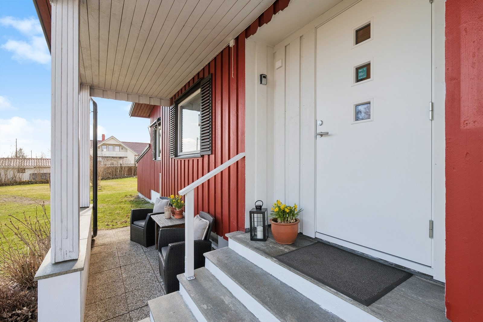 Det delvis overbygde inngangspartiet er pent opparbeidet og gir rom for en hyggelig sittegruppe. Galleribilde