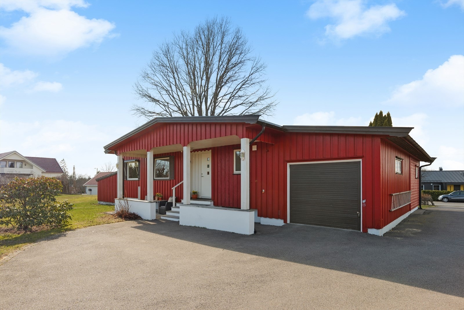 Boligen har en praktisk integrert garasje med plass til en bil og det er lagt klart strøm til elbillader. Galleribilde