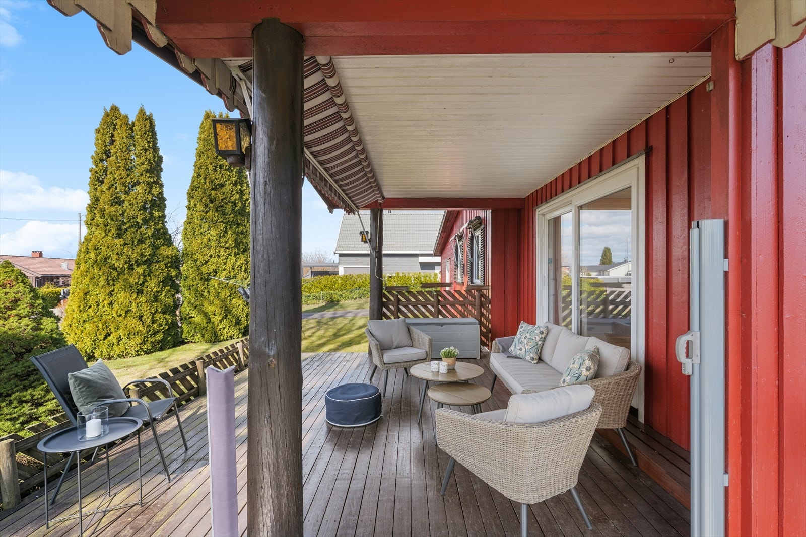 Boligen har en romslig terrasse som er delvis overbygd, et naturlig samlingspunkt for måltider og avslapning utendørs. Galleribilde