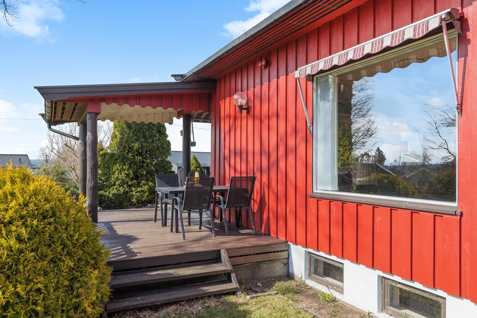 Terrassen har en hyggelig beliggenhet i tilknytning til boligen og hagen. Galleribilde