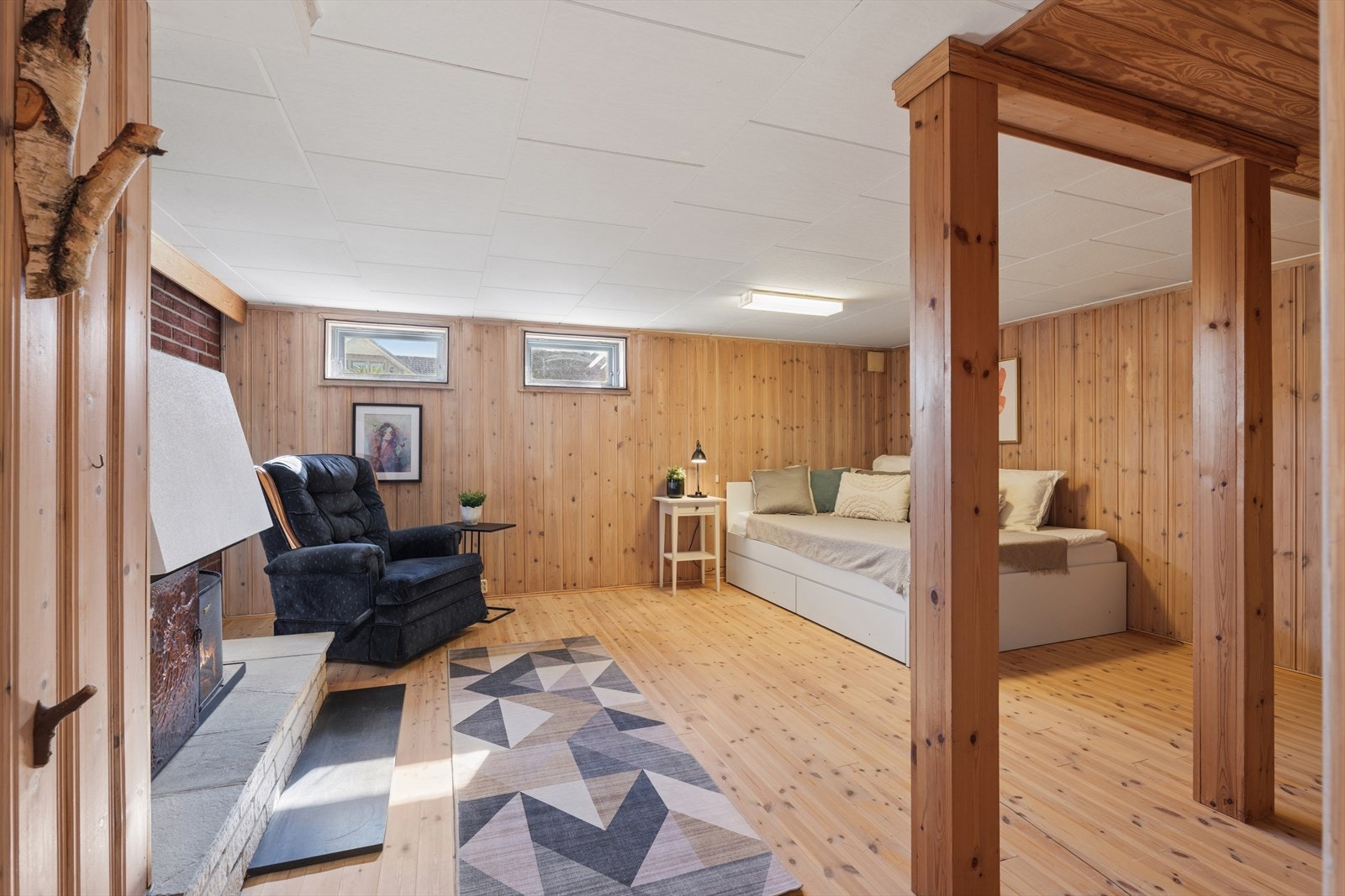 Det er også et innredet rom som i dag benyttes som kjellerstue. Det bemerkes at kjellerstuen ikke er godkjent til varig opphold. Galleribilde