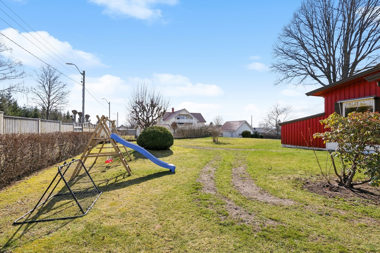 Den romslige hagen gir godt med boltreplass og passer fint til både lek, rekreasjon og hagebruk. Galleribilde