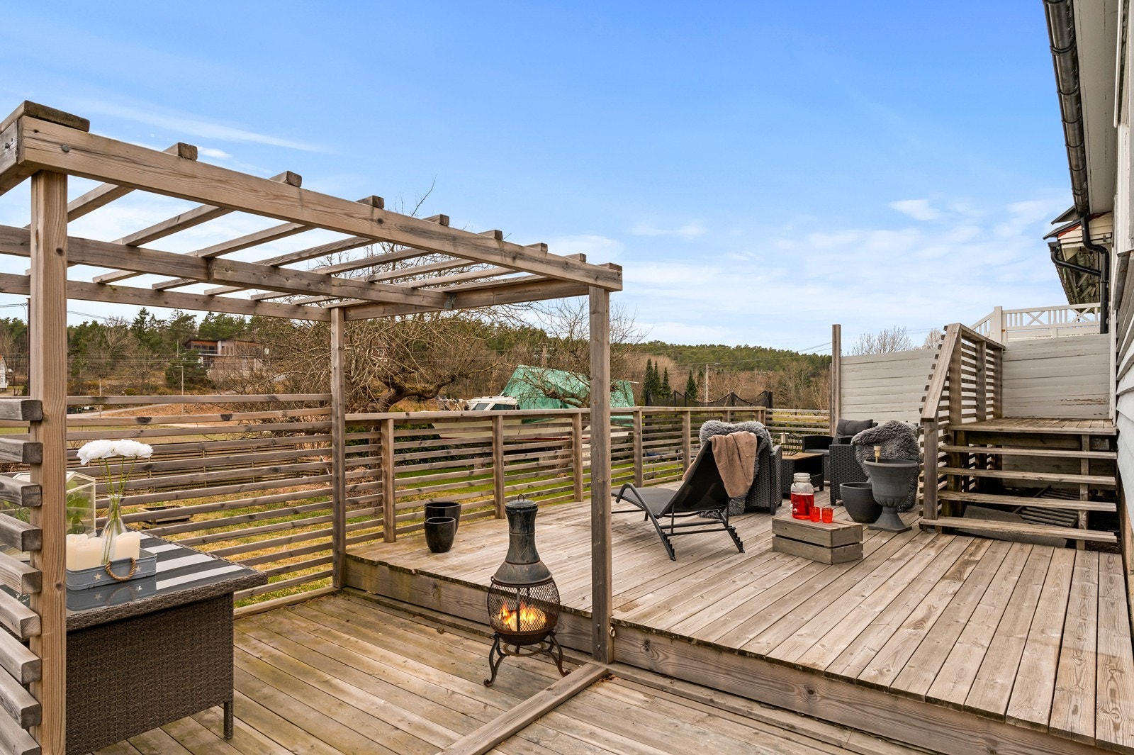 Stor terrasse med ca. 58kvm som gir gode solforhold igjennom dagen Galleribilde