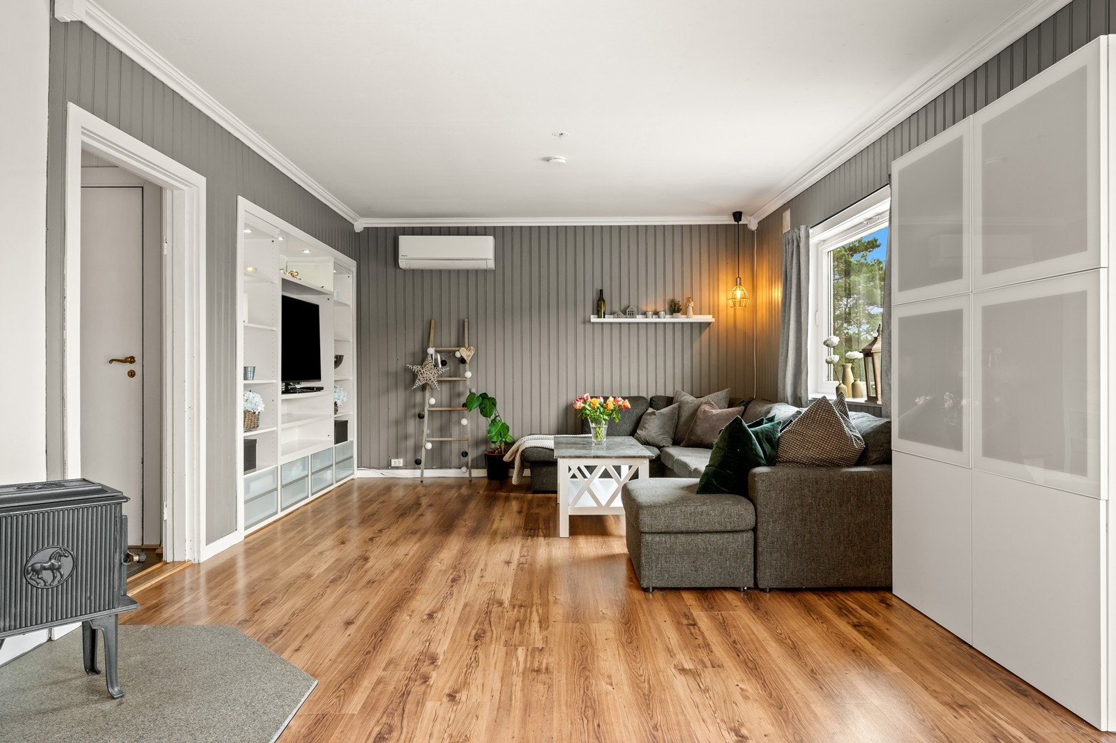 Stue med plass til både sofa og spisebord. Galleribilde