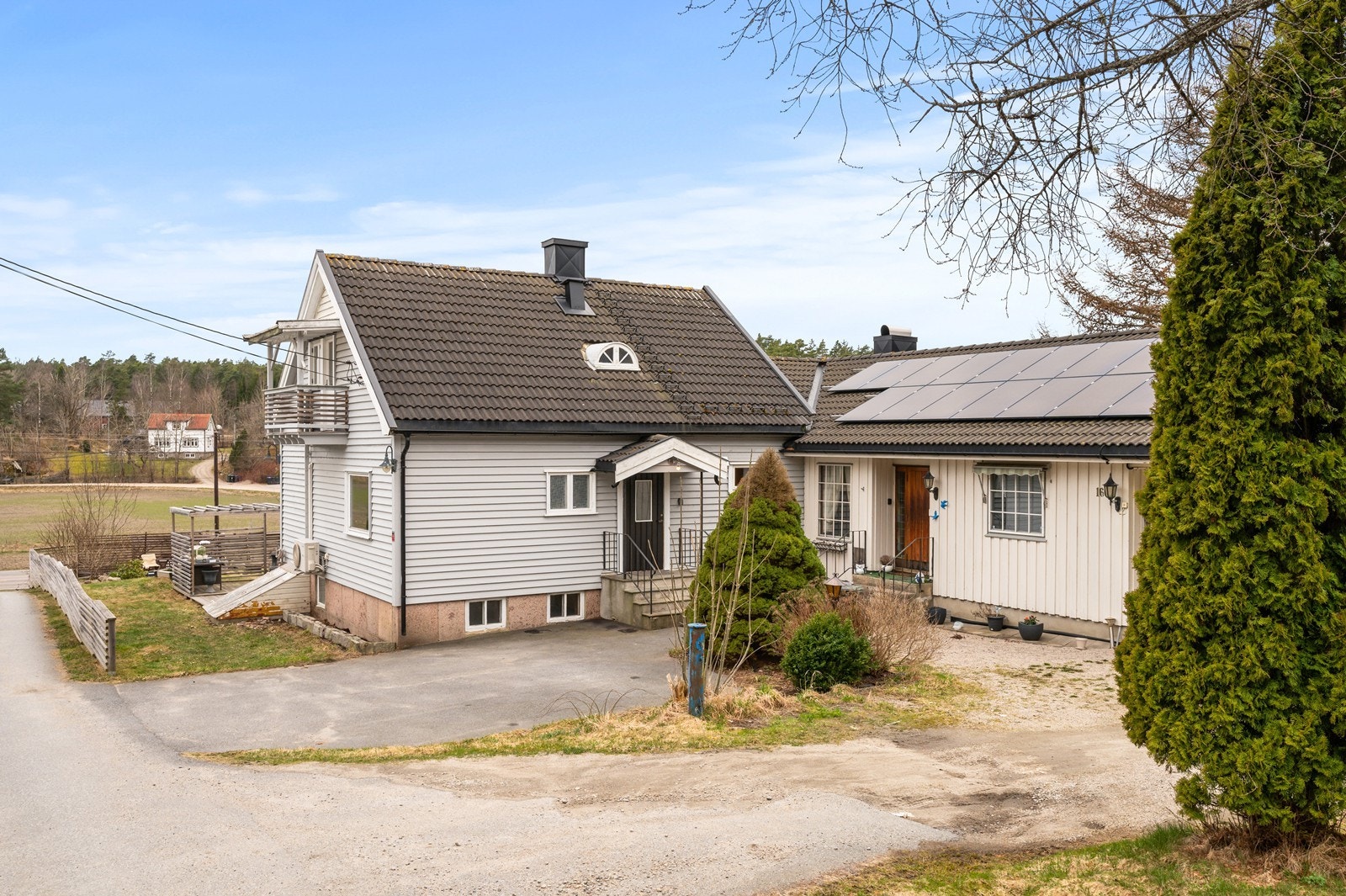 Se vedlagt seksjonering i salgsoppgave for deling av tomten mellom de to seksjonene i eierseksjonssameiet. Galleribilde