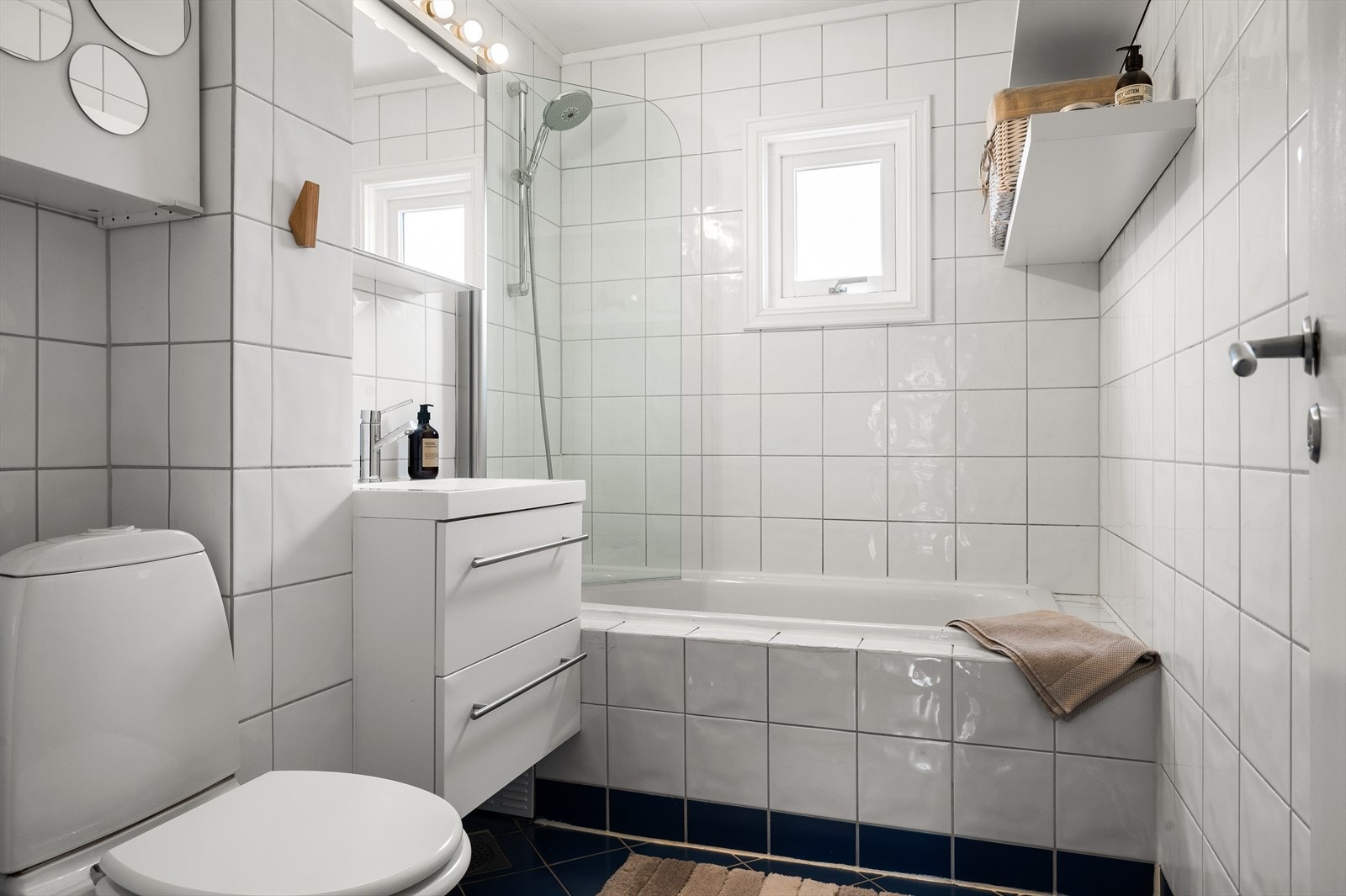 Badet i hovedetasjen er fra 2005 og er utstyrt med et innmurt badekar. Galleribilde